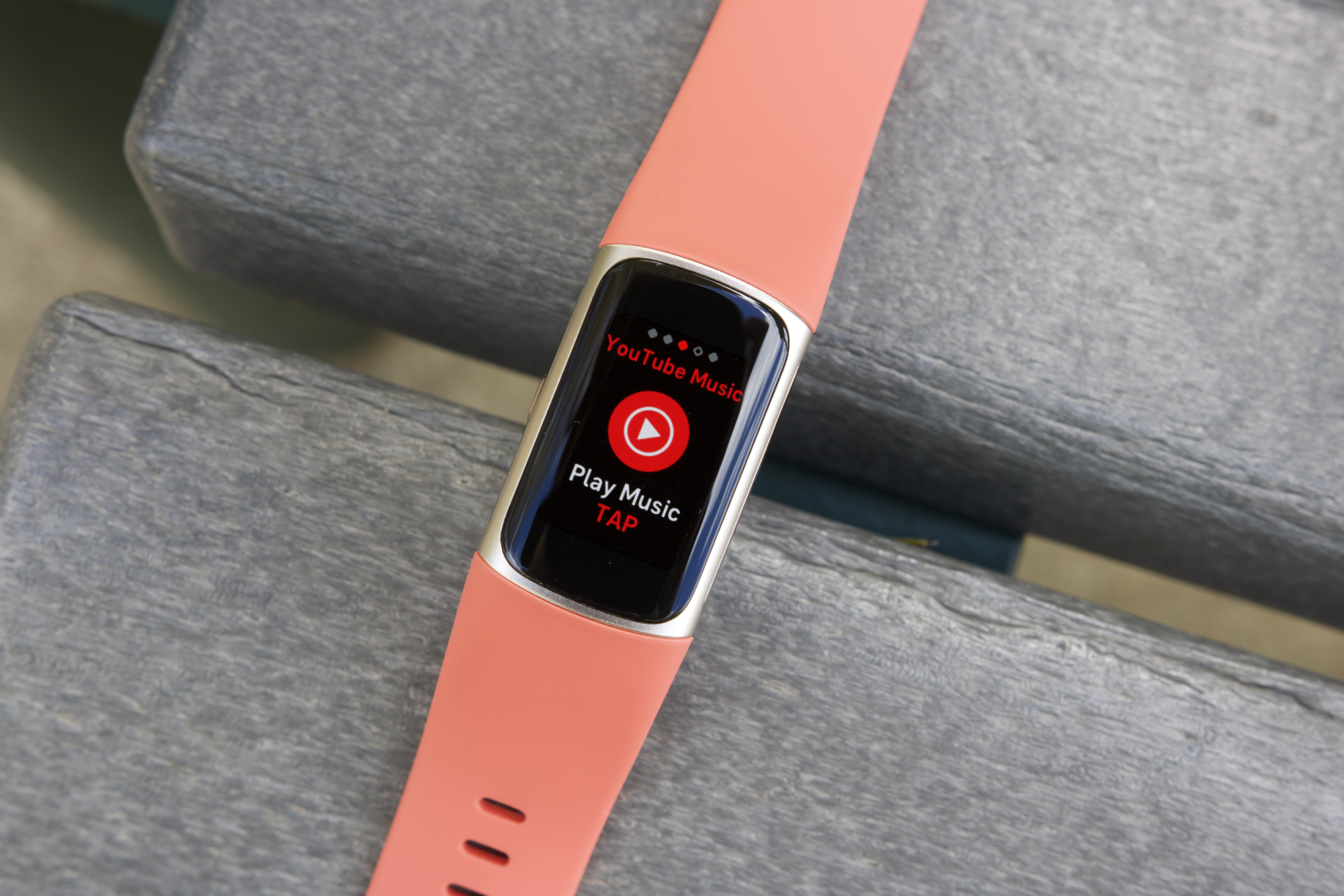 عناصر تحكم YouTube Music في Fitbit Charge 6.