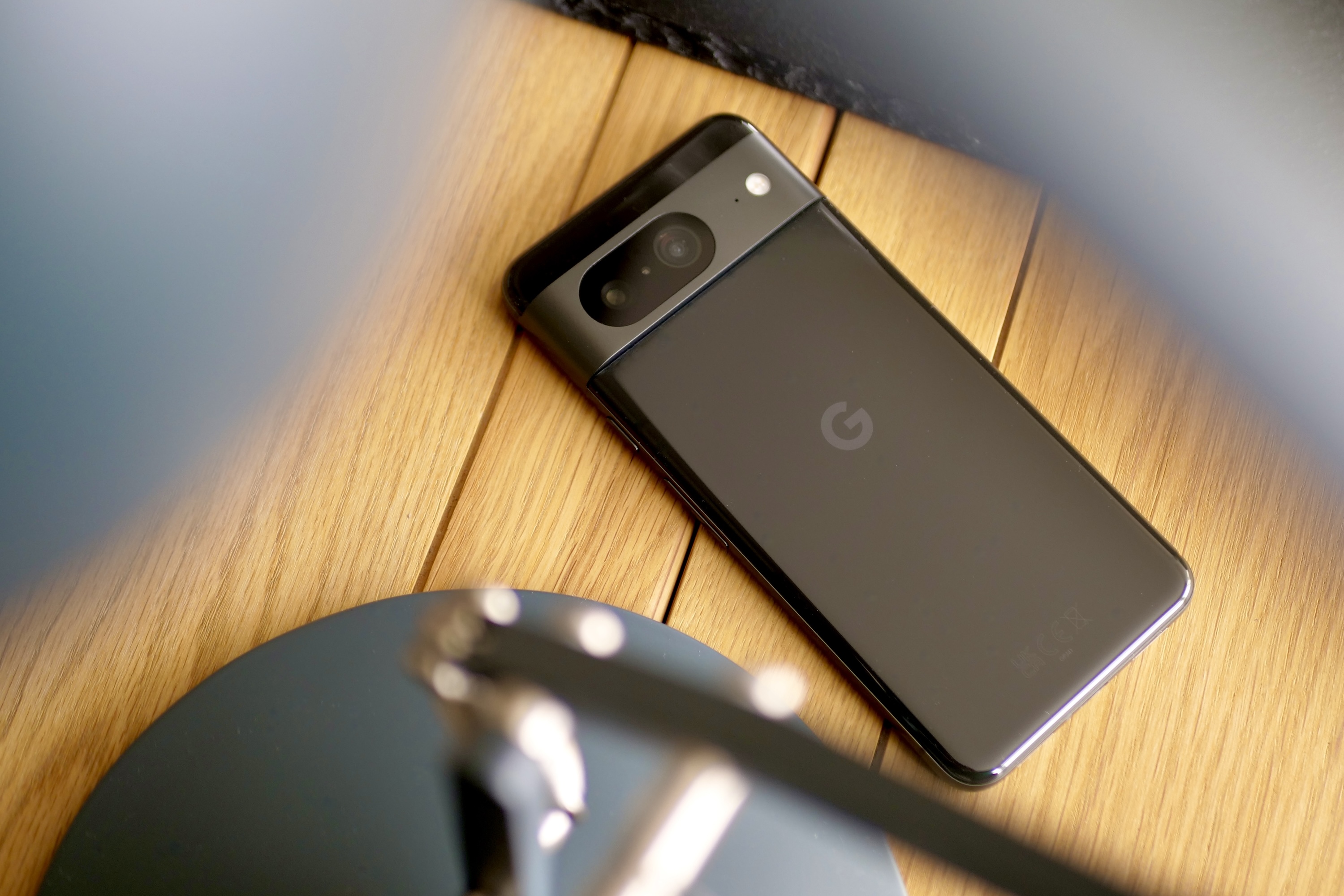 El Google Pixel 8 sobre una mesa.