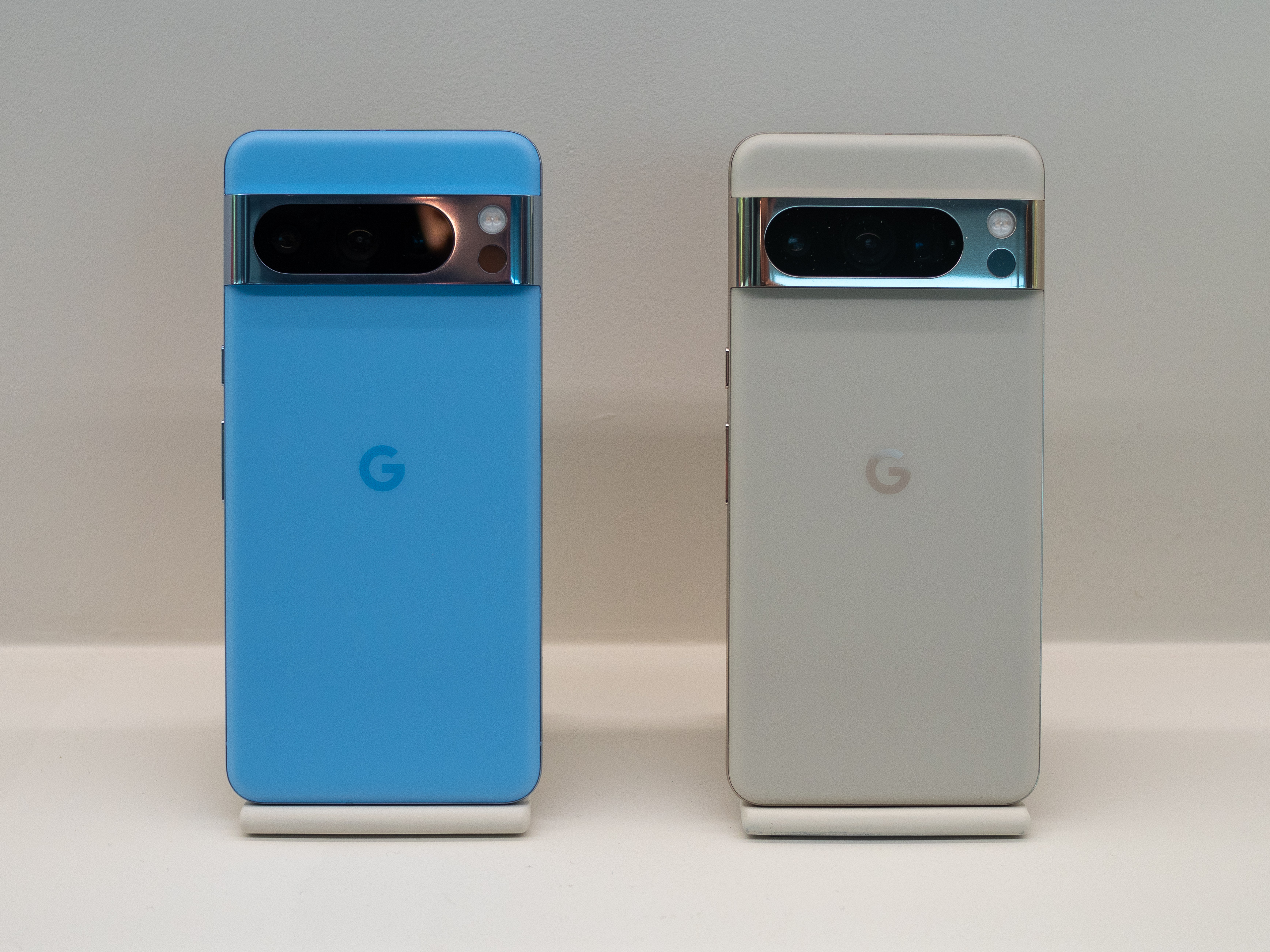 Google Pixel 8 in Blau und Weiß.
