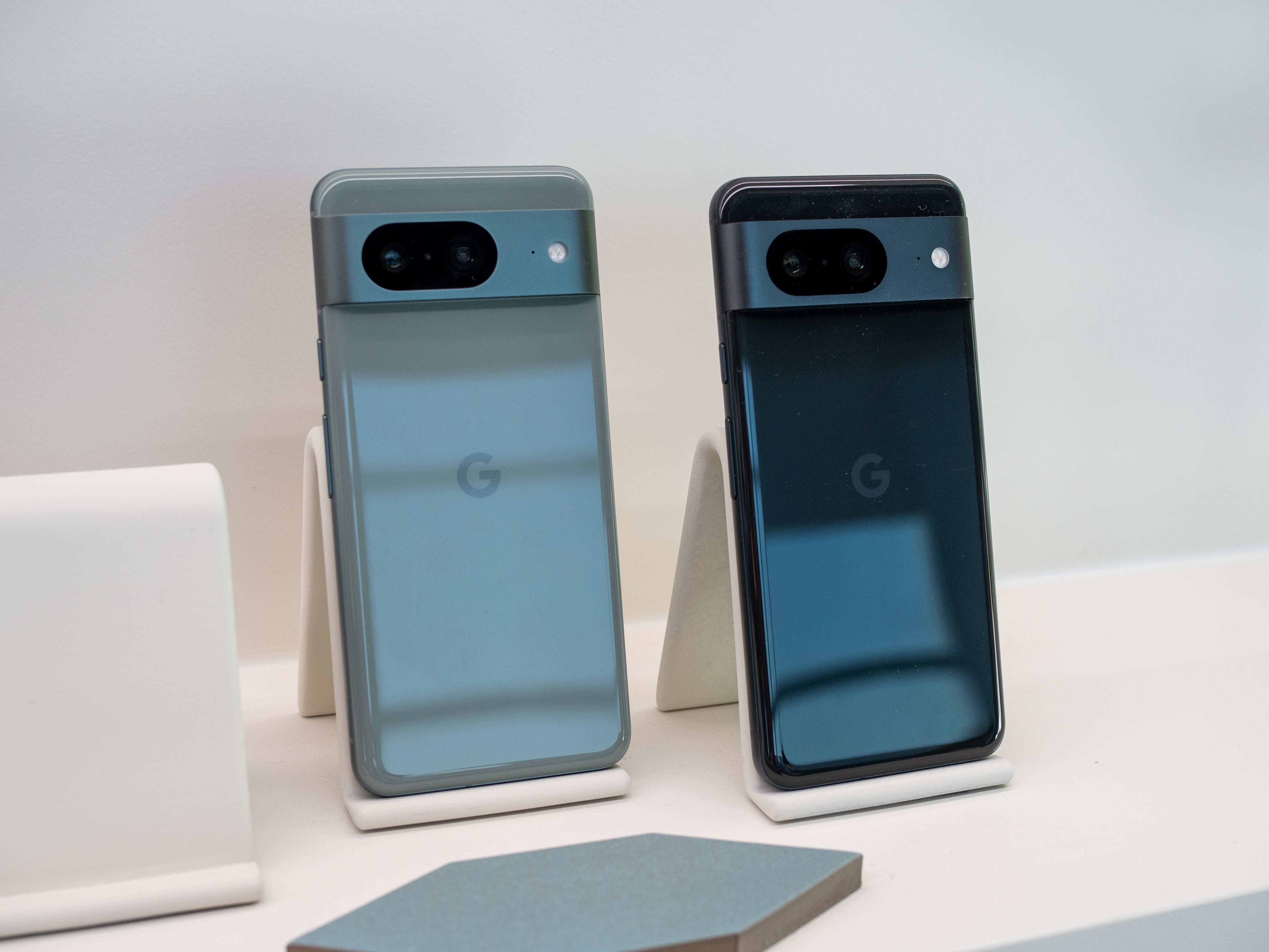 Google Pixel 8 in Grau und Schwarz.