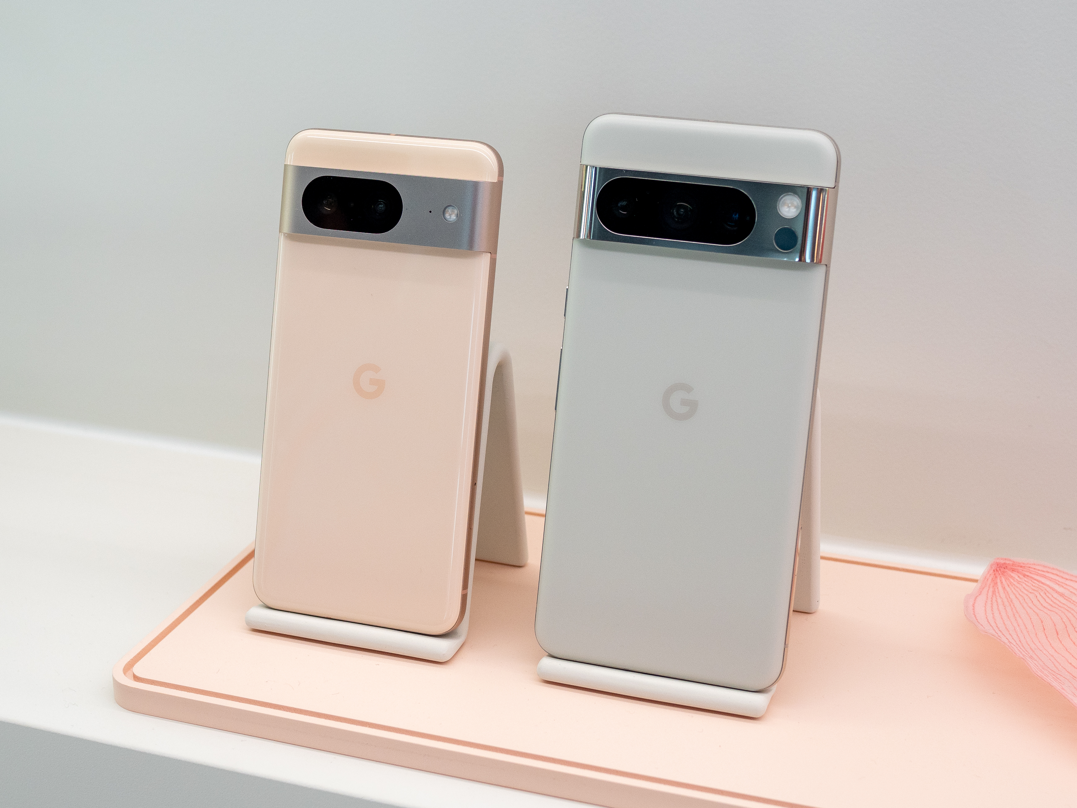 Google Pixel 8 et Pixel 8 Pro en rose et blanc.