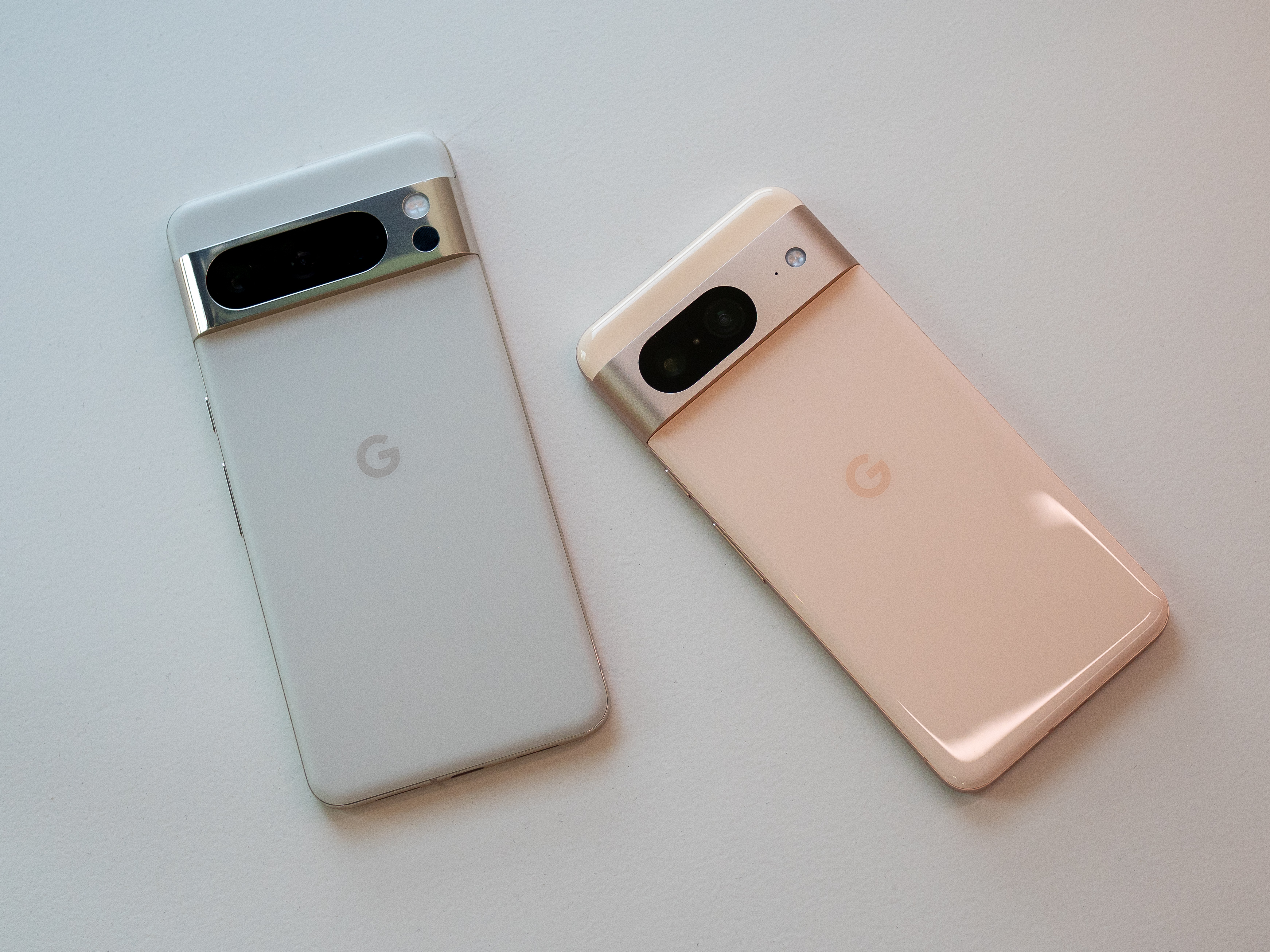 Google Pixel 8 in Weiß und Pink.