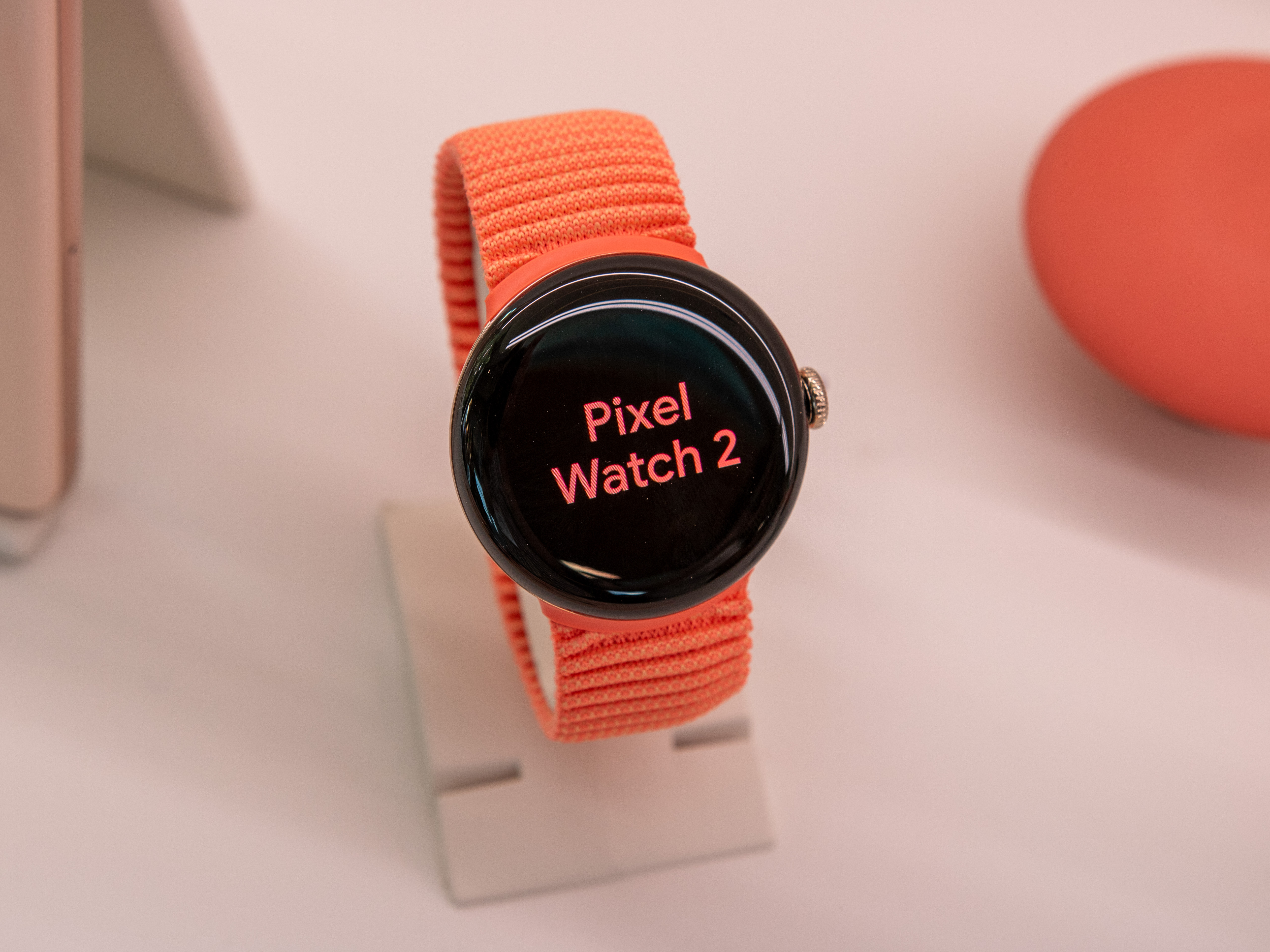 Google Pixel Watch 2 в коралловом цвете.