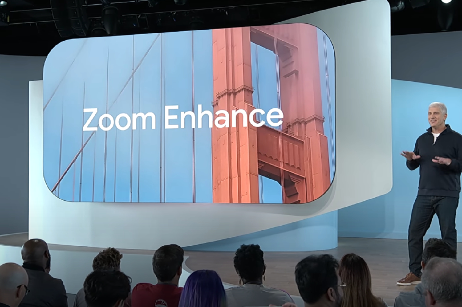 Demonstration der neuen Zoom Enhance-Funktion von Google.