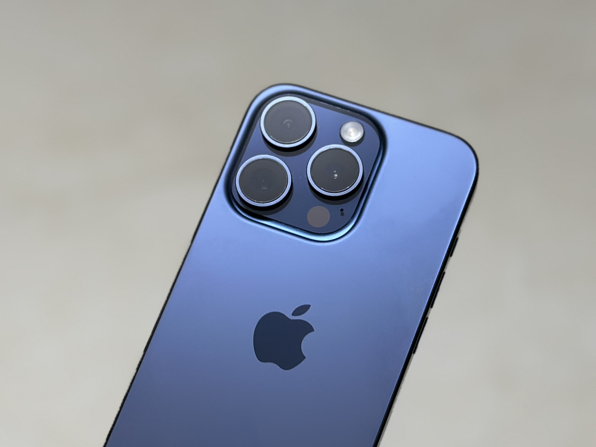 L’arrière d’un iPhone 15 Pro bleu.