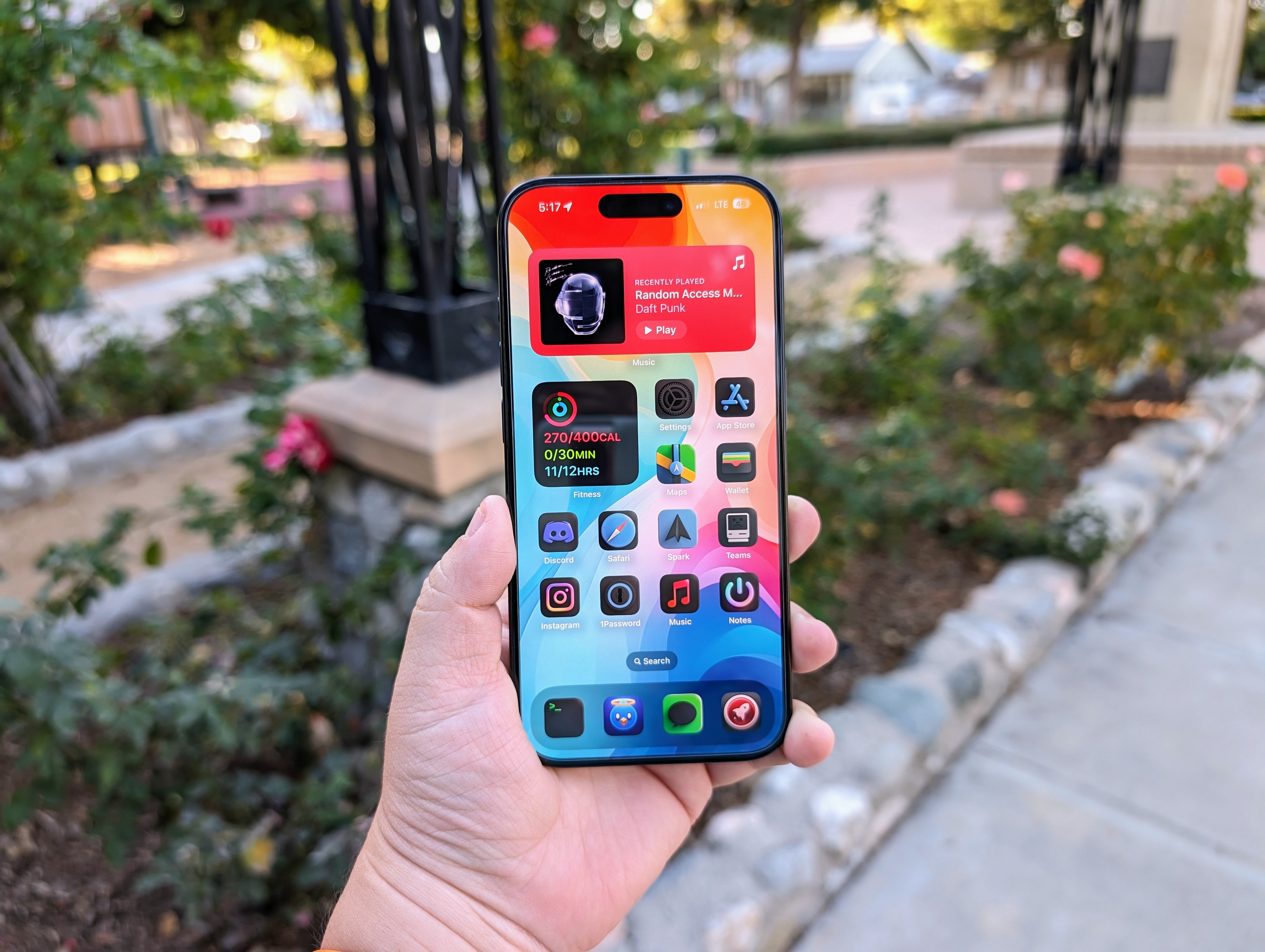 Azul titanio iPhone 15 Pro que muestra la pantalla de inicio con iconos personalizados.