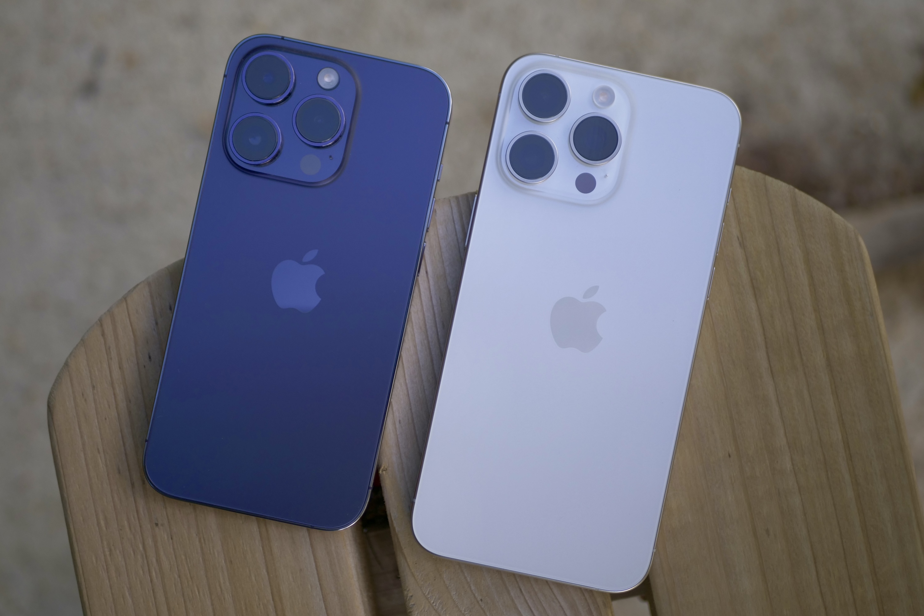 Les Apple iPhone 15 Pro Max et iPhone 14 Pro vus de dos.