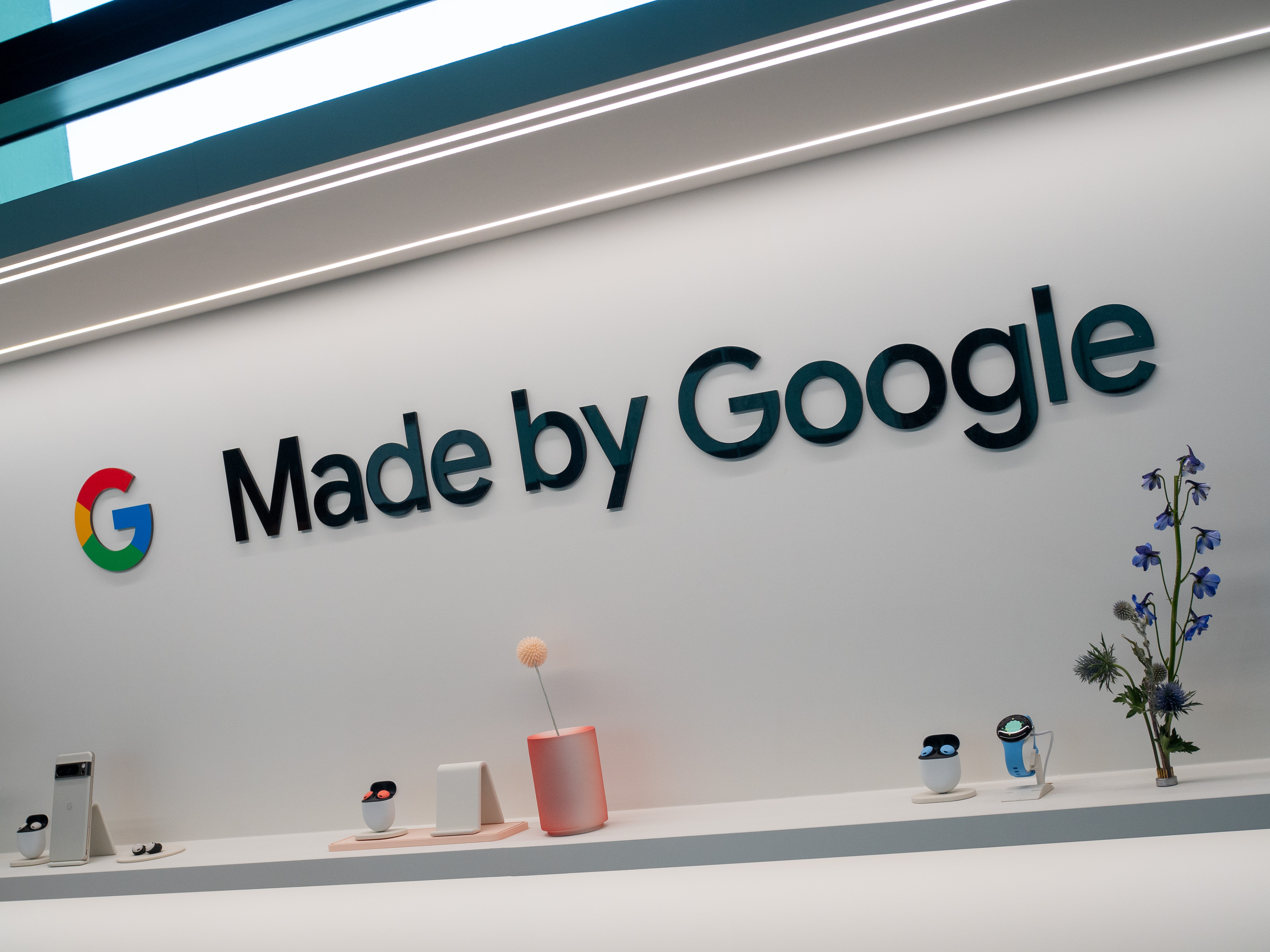 Logotipo de Made by Google en el lugar de un evento.