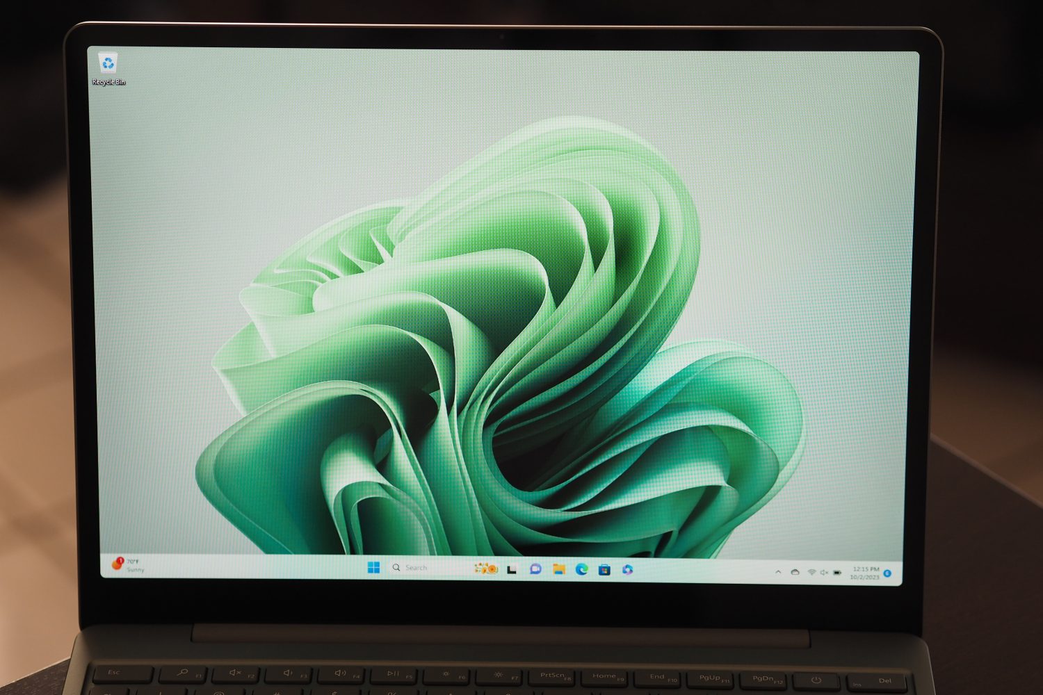 Vorderansicht des Microsoft Surface Laptop Go 3 mit Display.