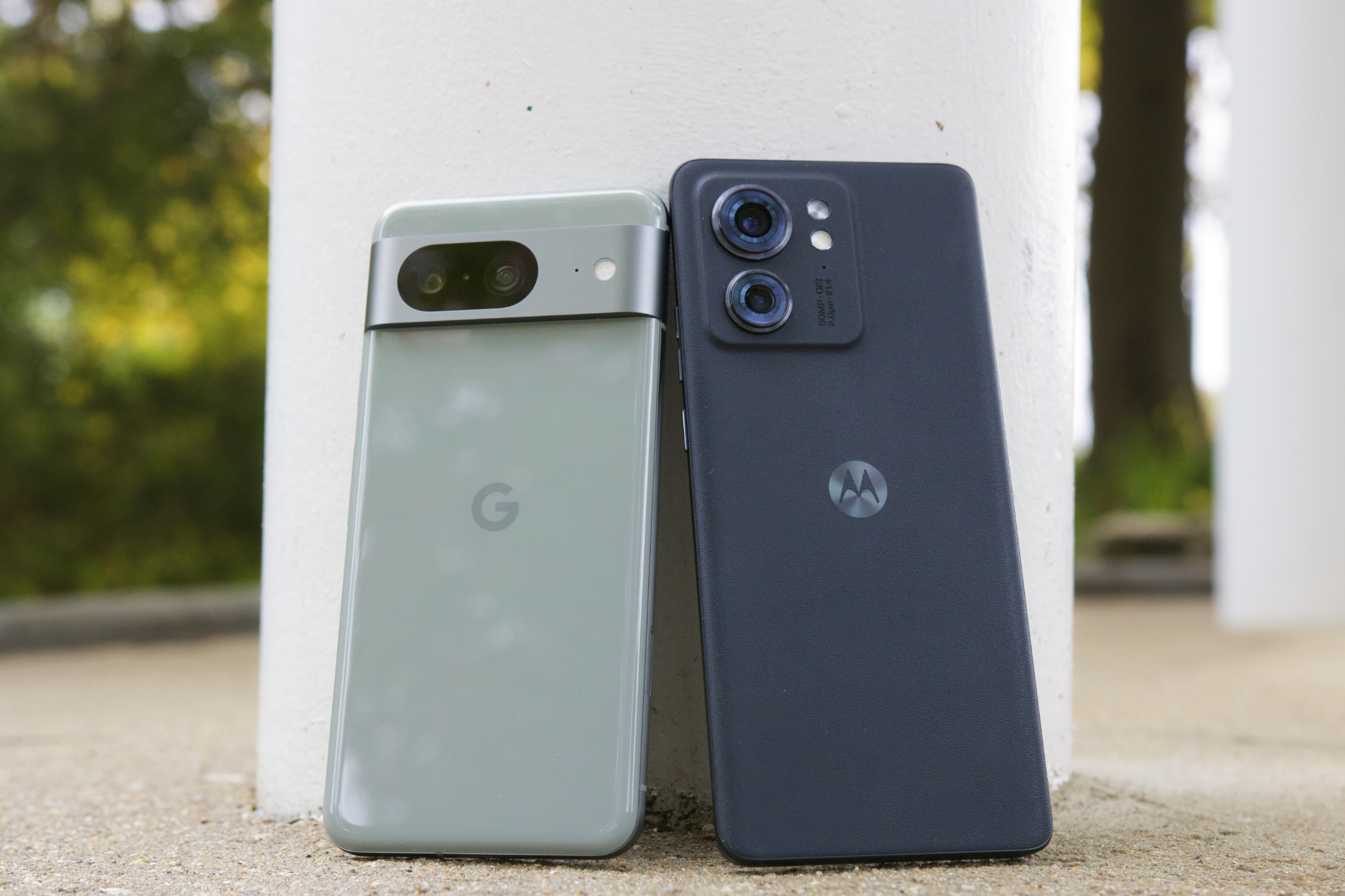 Das Google Pixel 8 und das Motorola Edge (2023) stehen nebeneinander.