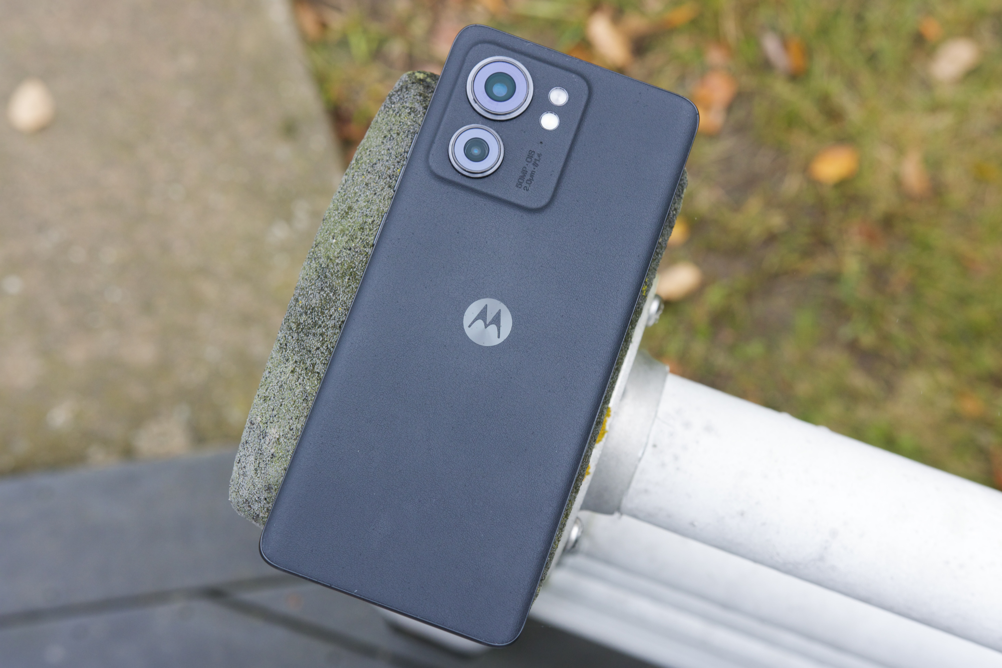Die Rückseite des Motorola Edge (2023).