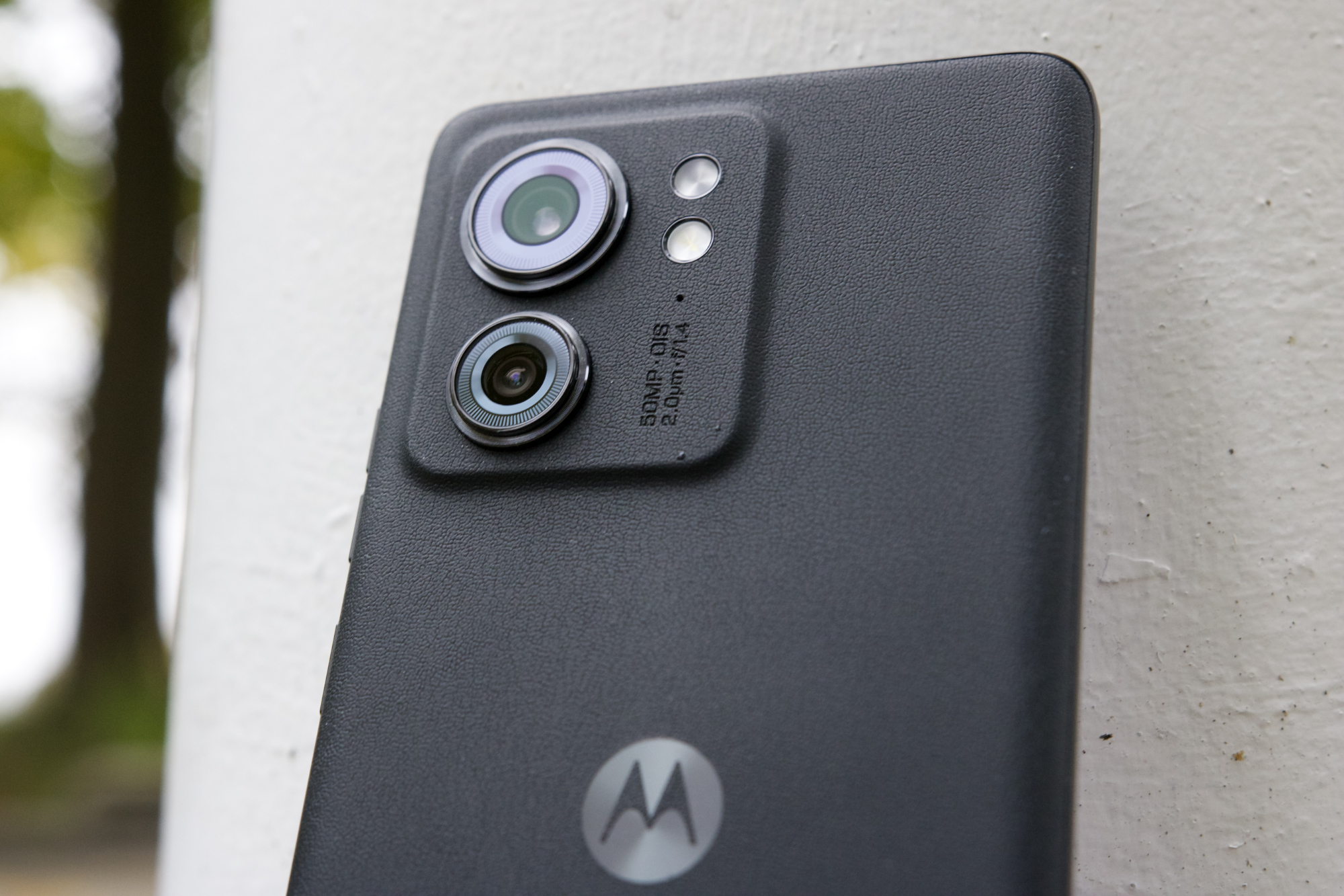 Eine Nahaufnahme der Rückkamera des Motorola Edge (2023).