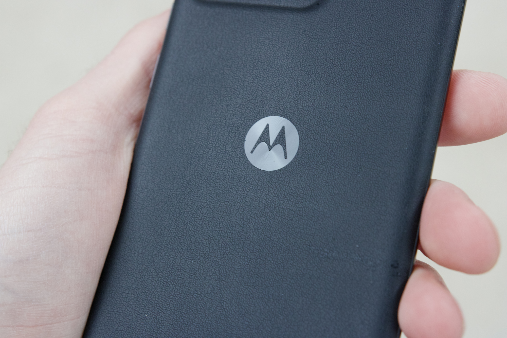 Nahaufnahme der schwarzen Kunstlederrückseite des Motorola Edge (2023).
