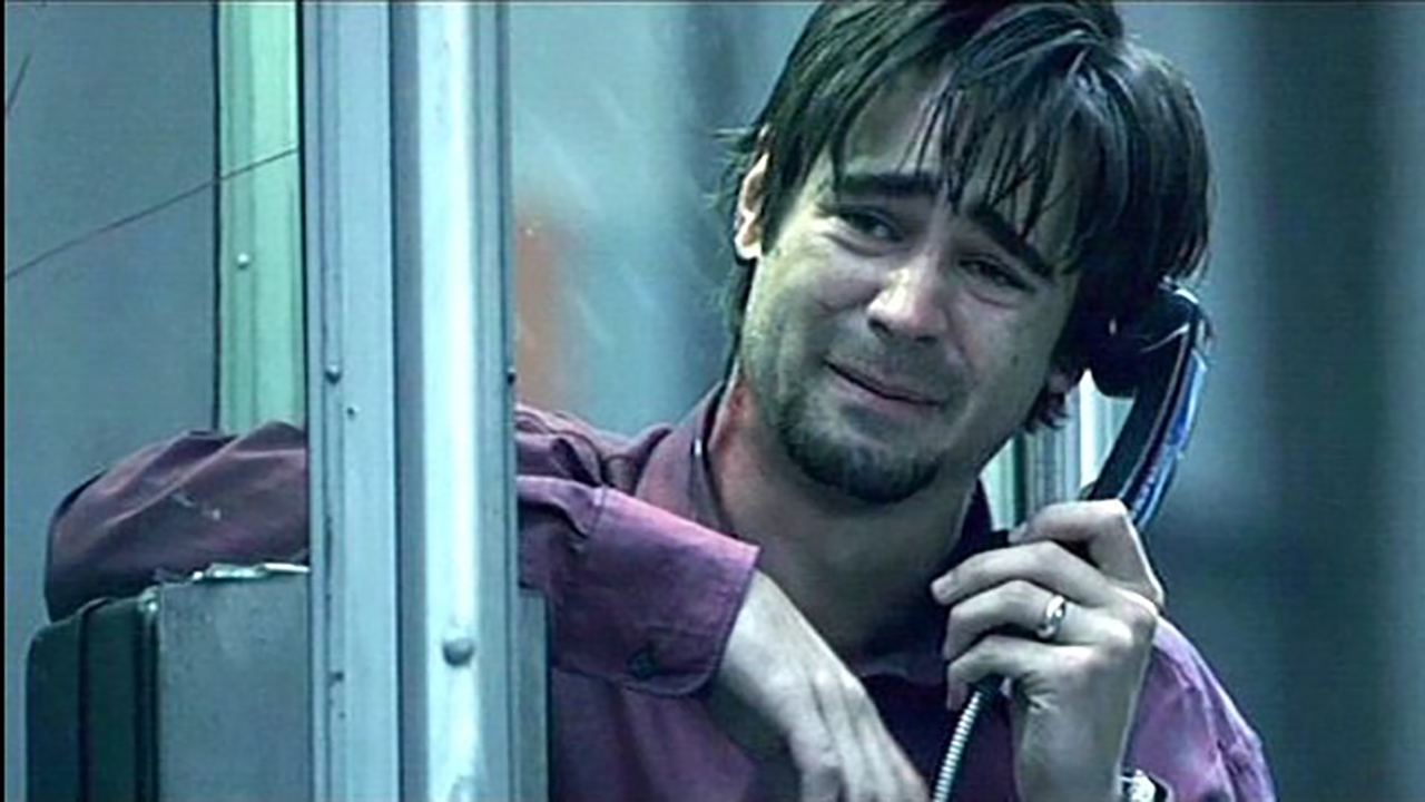 Colin Farrell segurando um telefone público e chorando em cena de Phone Booth.