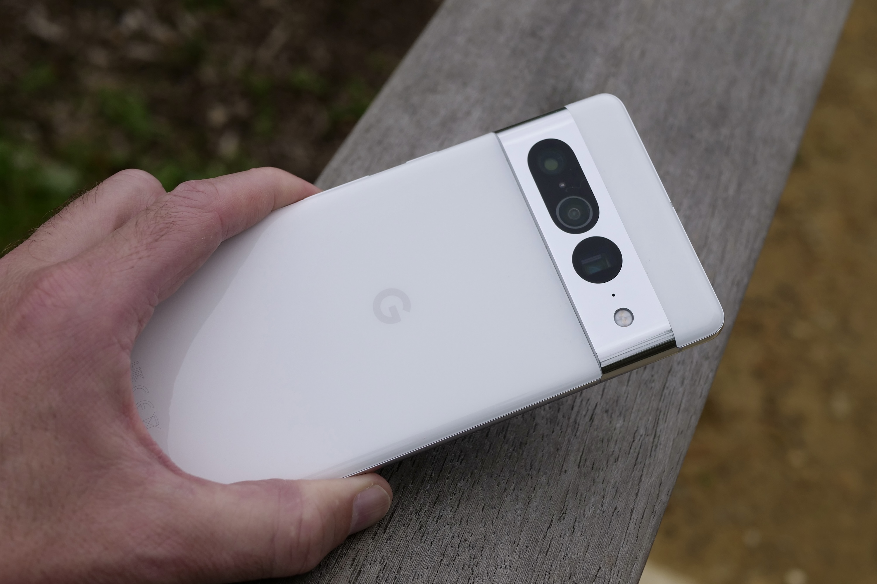 Eine Person hält das Google Pixel 7 Pro und zeigt die Rückseite des Telefons.