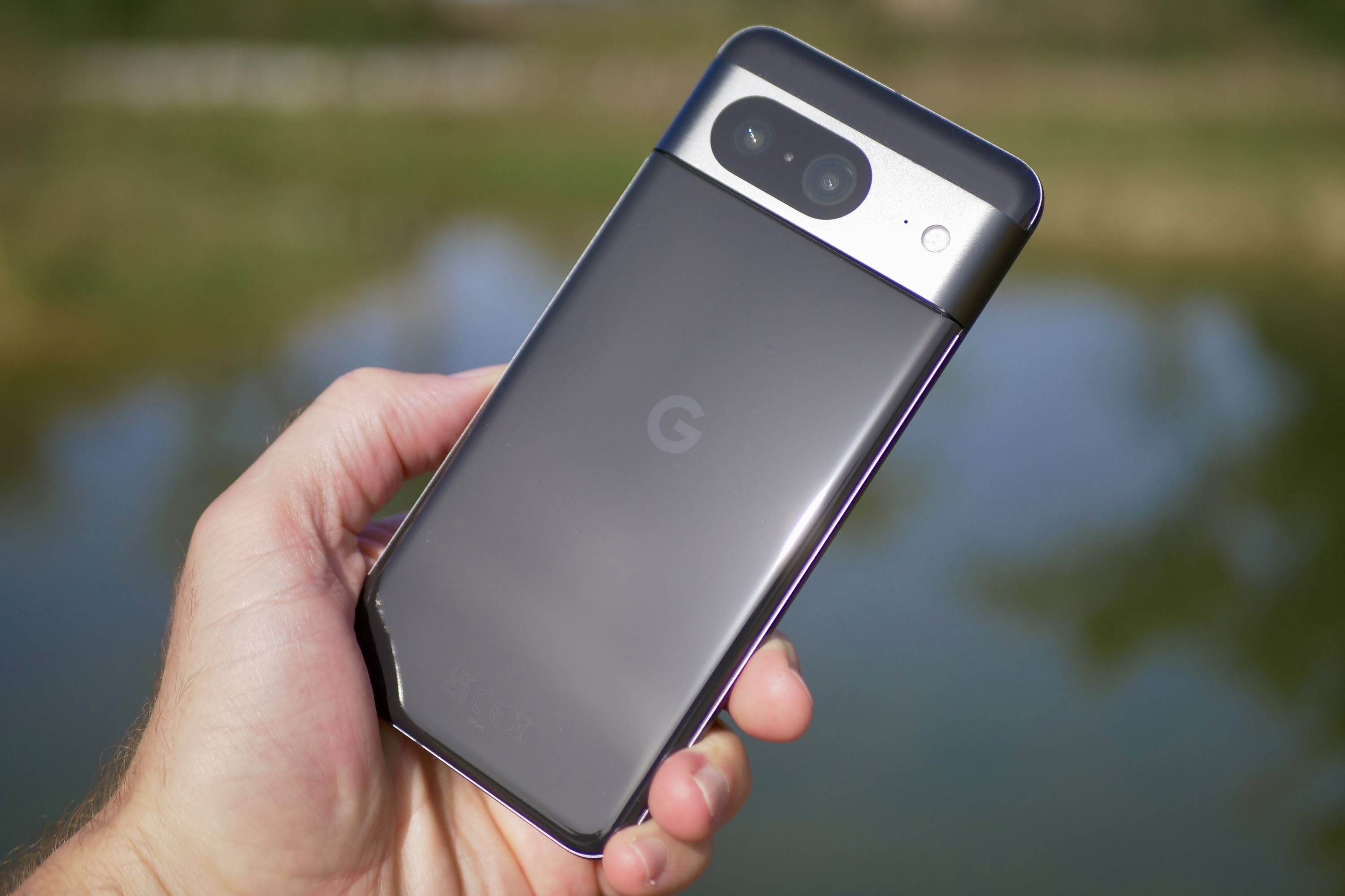 Une personne tenant le Google Pixel 8, montrant l'arrière du téléphone.