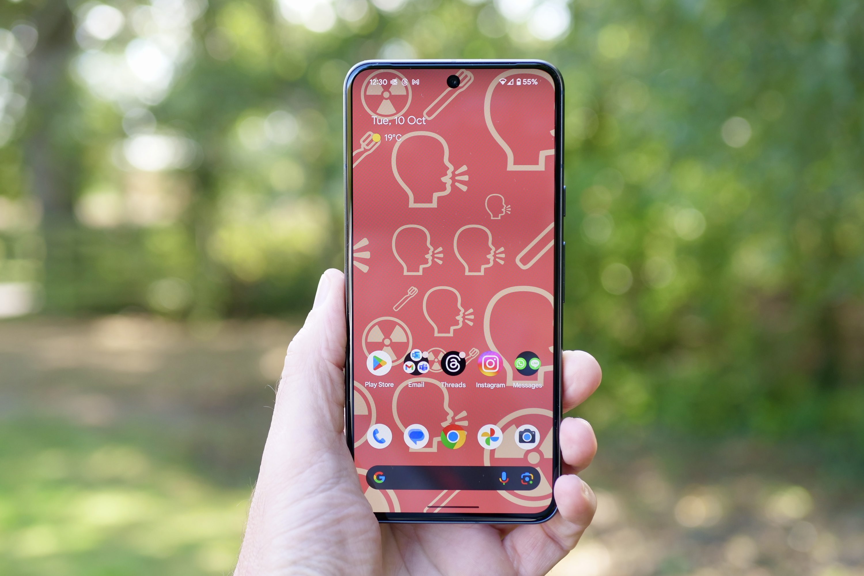 Una persona sosteniendo el Google Pixel 8, mostrando la pantalla.