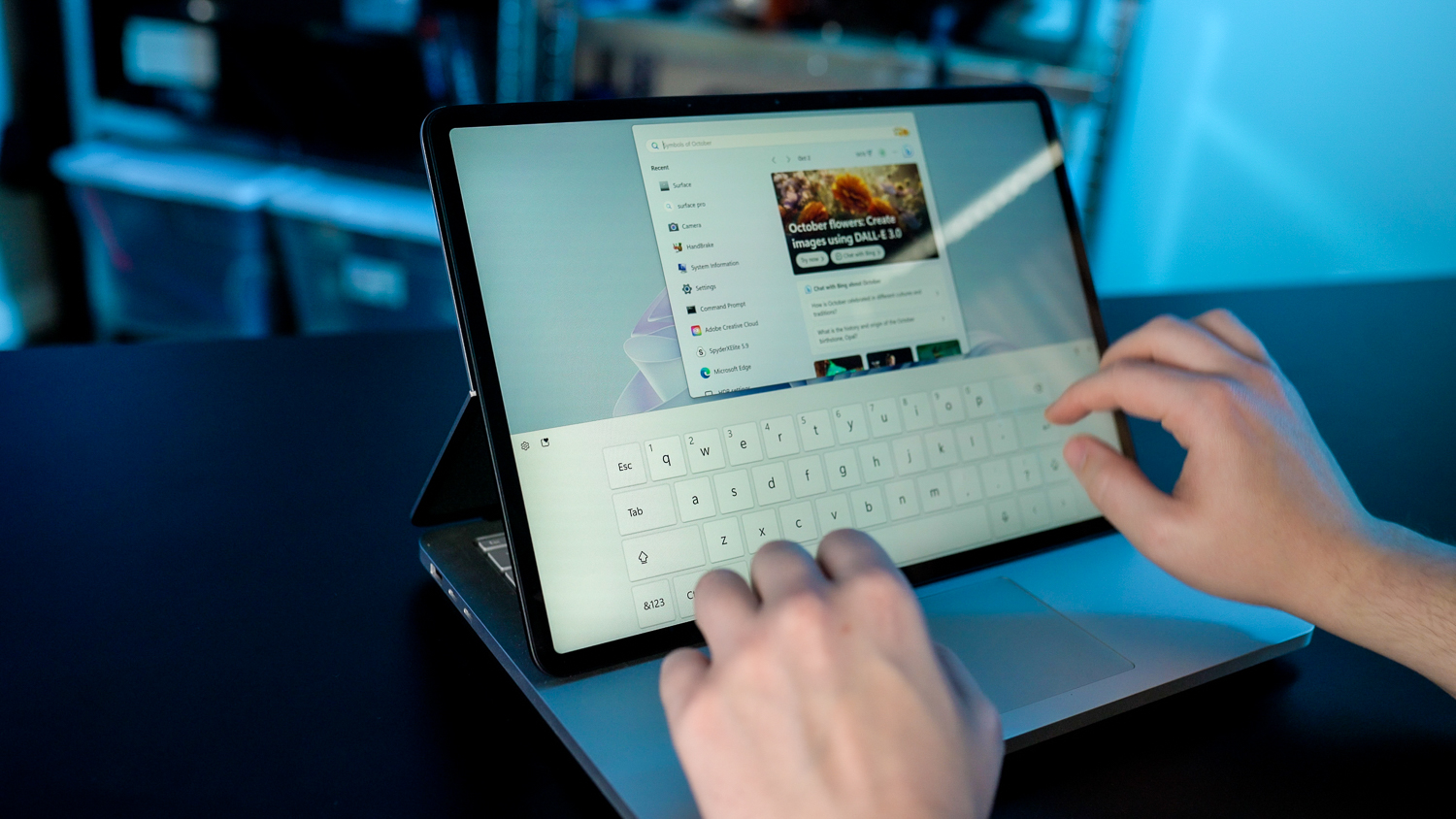 Jemand, der den Touchscreen des Surface Laptop Studio 2 verwendet.