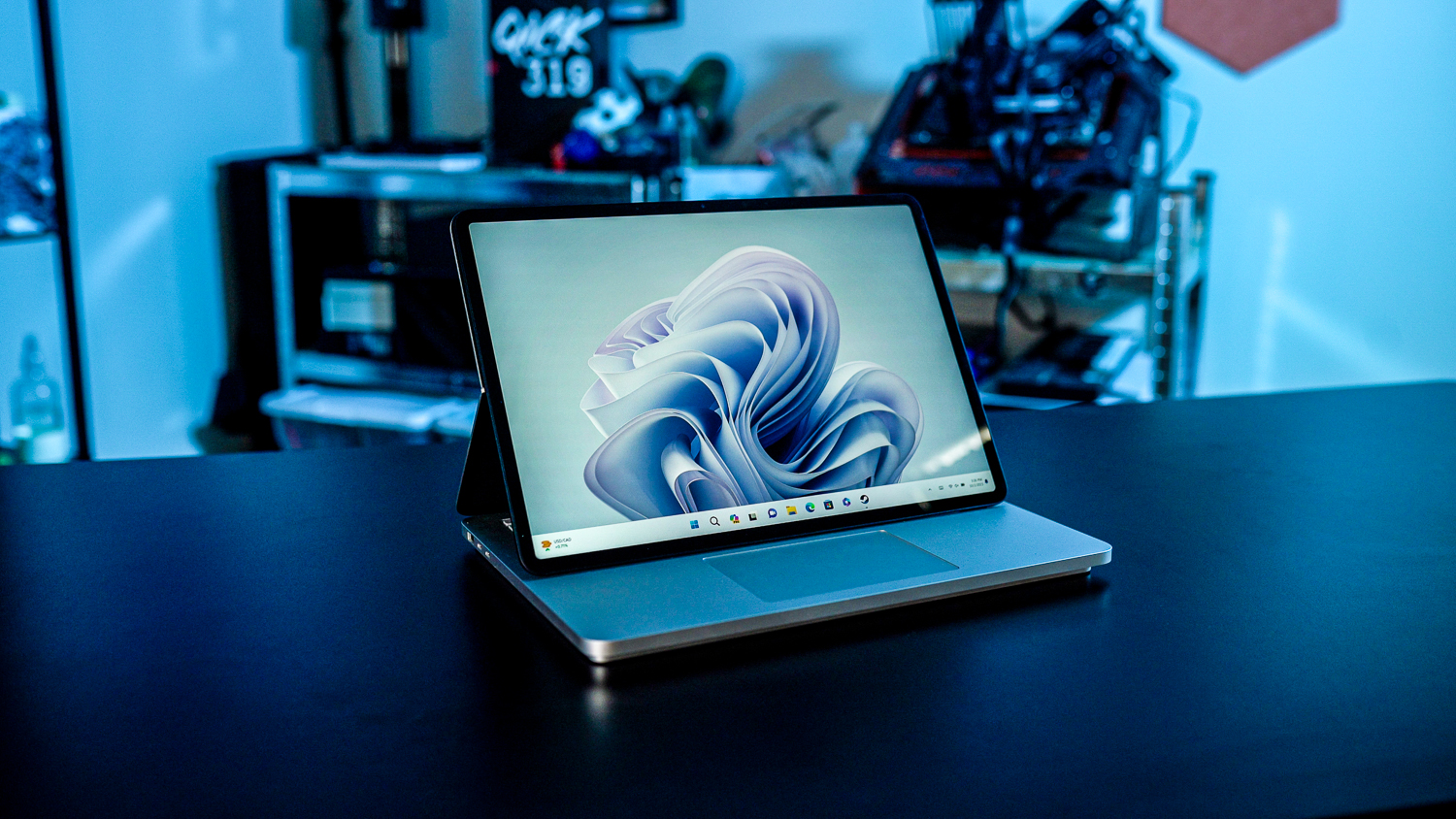 माइक्रोसॉफ्ट सर्फेस लैपटॉप 2 एक मेज पर बैठा है।