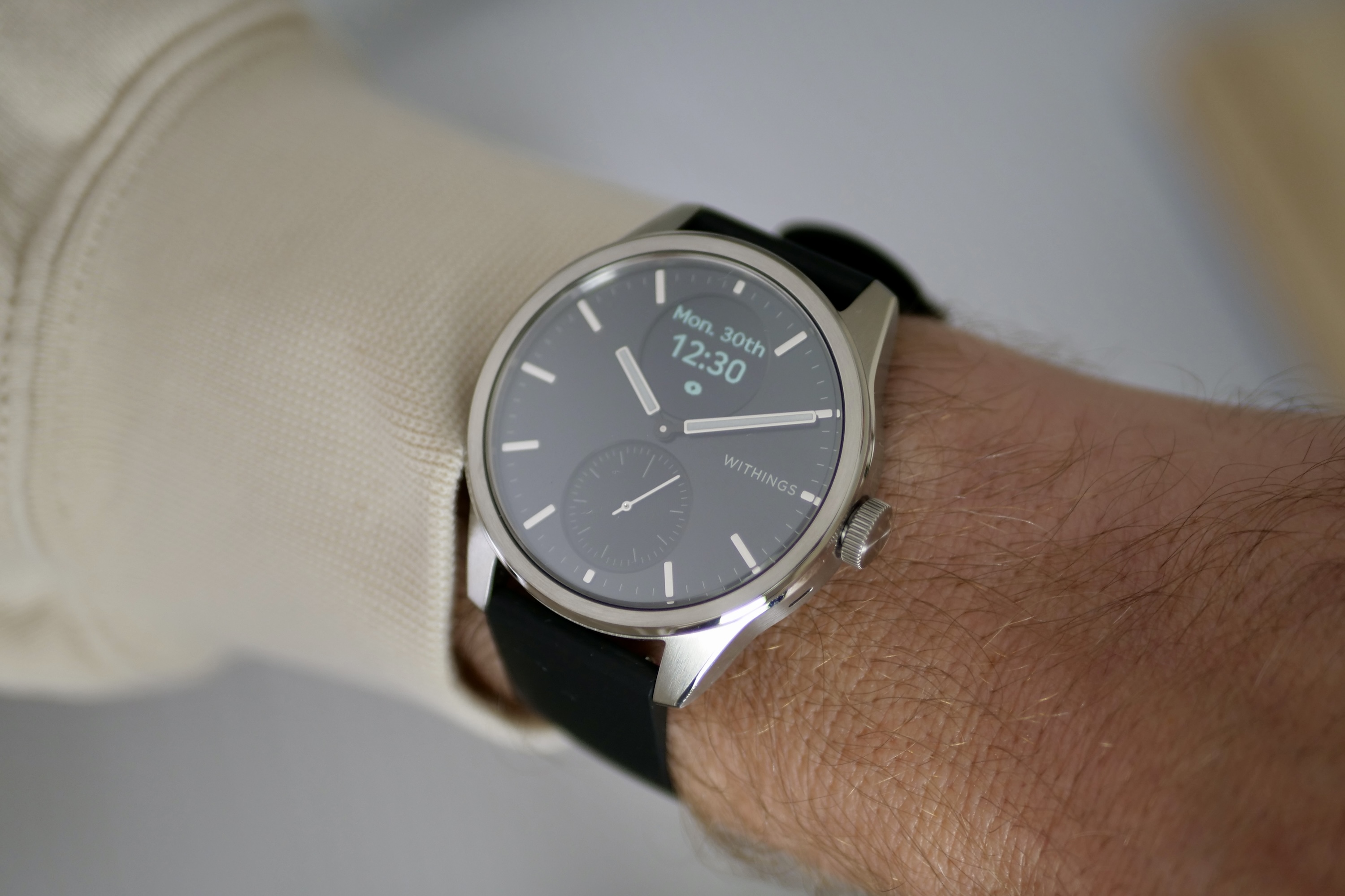 Une personne portant la Withings ScanWatch 2.