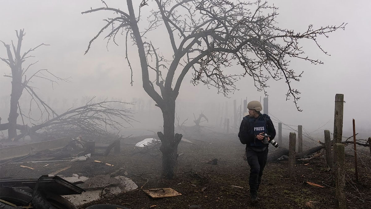 Un journaliste se promène dans les ruines de Marioupol en 20 jours à Marioupol.