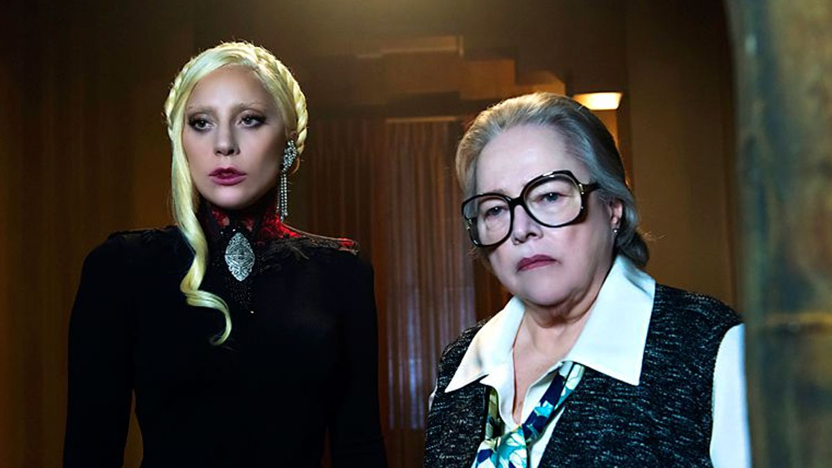 Lady Gaga et Kathy Bates dans American Horror Story : Hôtel.