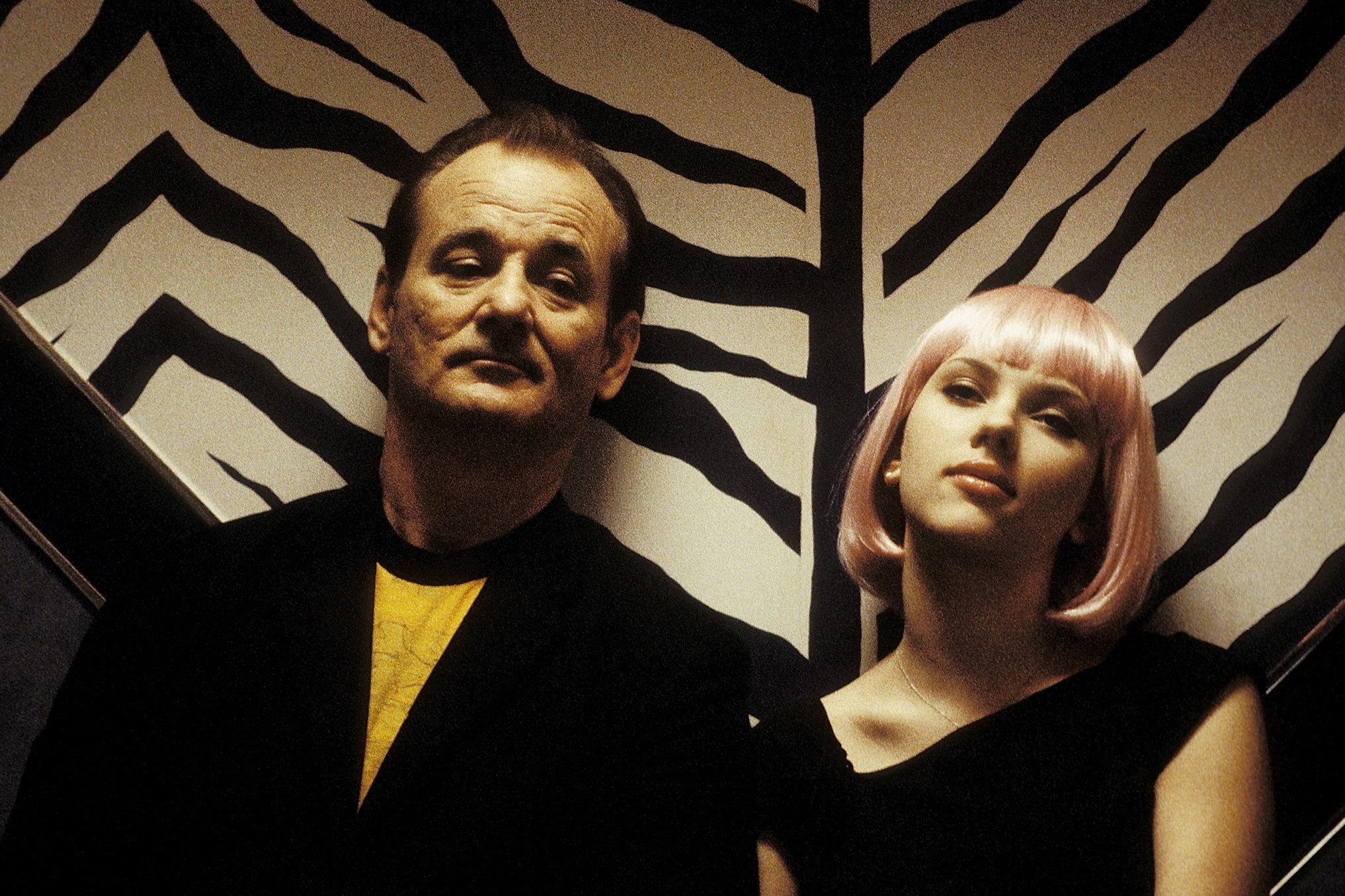 Bill Murray e Scarlett Johansson sentam-se juntos em Lost in Translation.