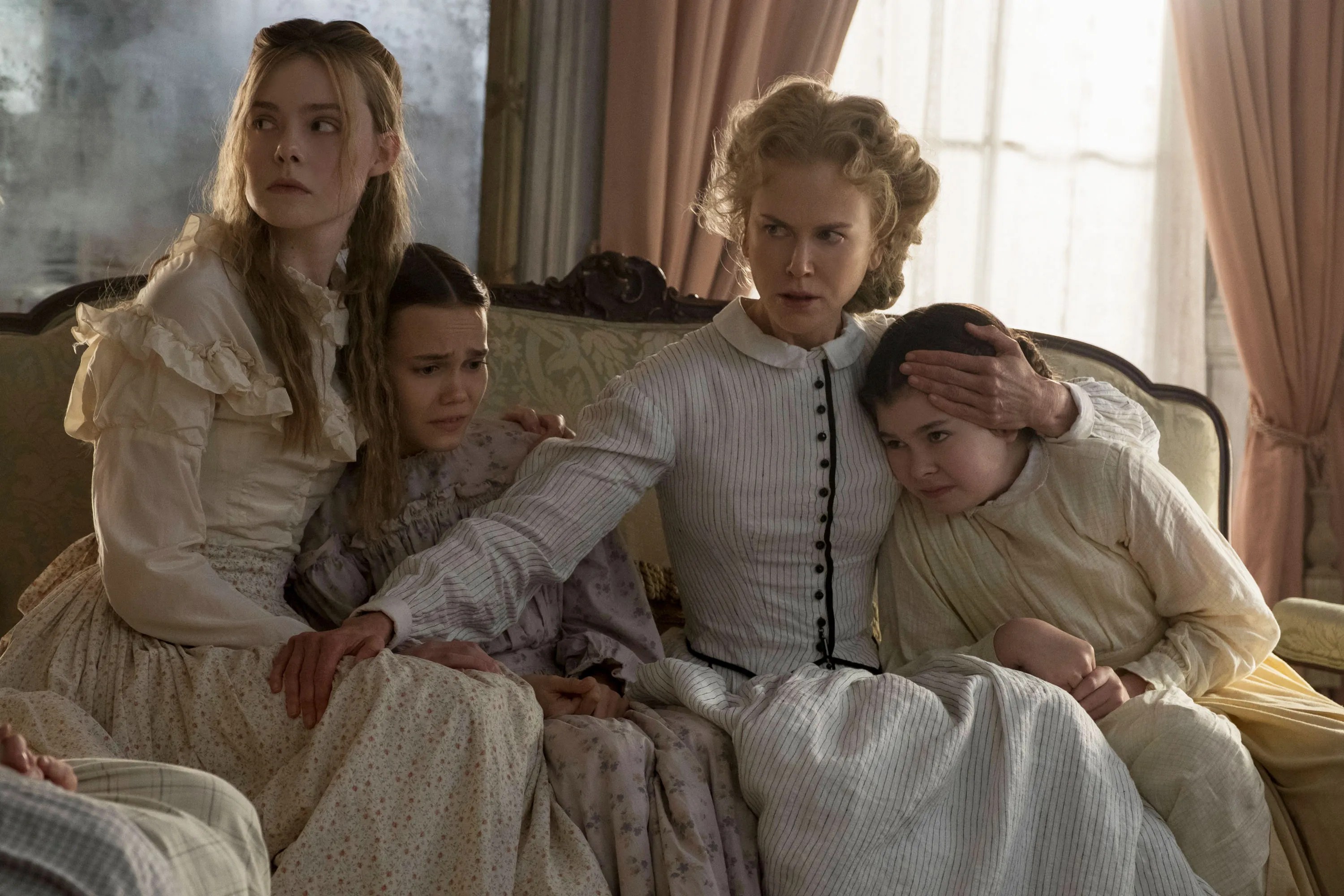 Elle Fanning e Nicole Kidman sentam-se juntas em um sofá em The Beguiled.