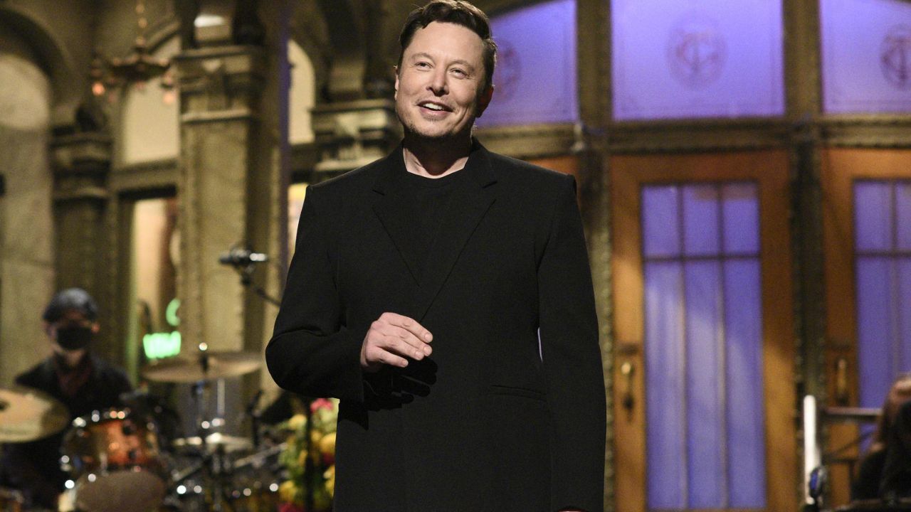 Elon Musk hält seinen Monolog in Saturday Night Live.