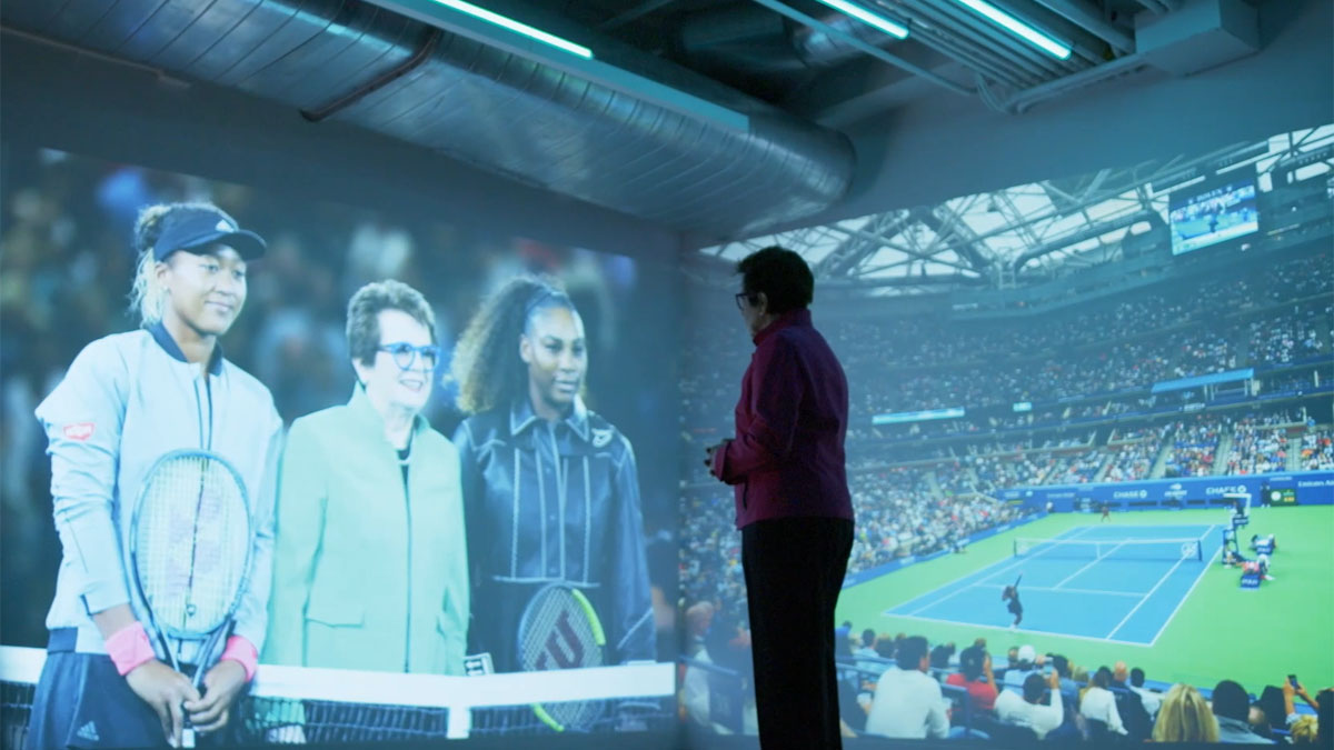 Billie Jean King regarde un mur vidéo dans Groundbreakers.