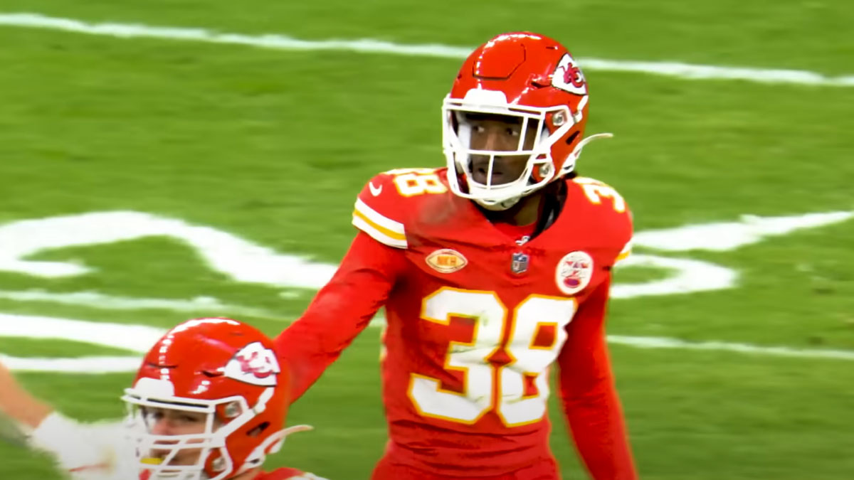 L'Jarius Sneed, de los Kansas City Chiefs, se reposiciona para la siguiente serie.