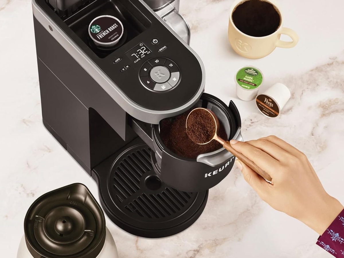 将咖啡渣倒入 Keurig K-Duo Plus 咖啡机中。