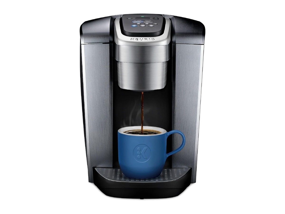 Кофеварка Keurig K-Elite на белом фоне.