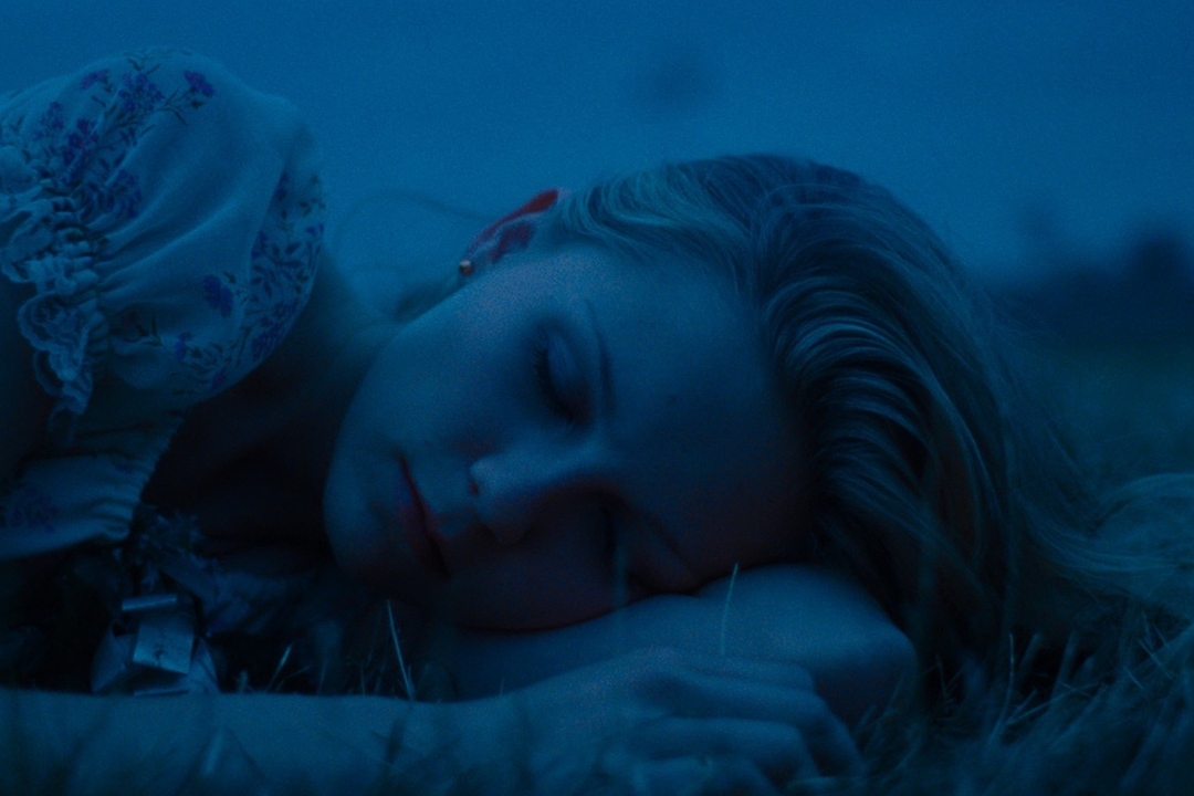 Kirsten Dunst dorme em um campo em As Virgens Suicidas.