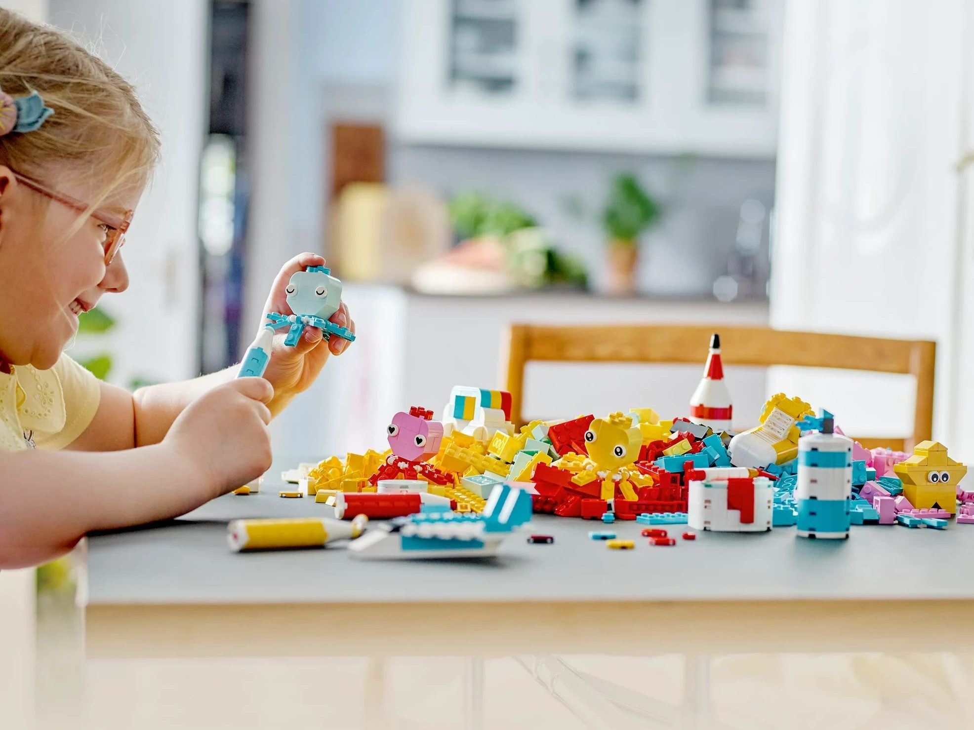 Una niña juega con el paquete Lego Classic Creative Color Fun.