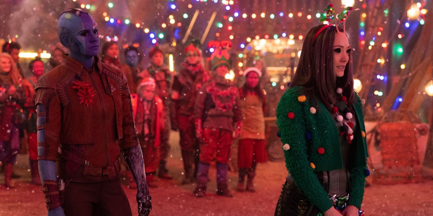 Mantis sostiene un regalo de Navidad en The Guardians Holiday Special