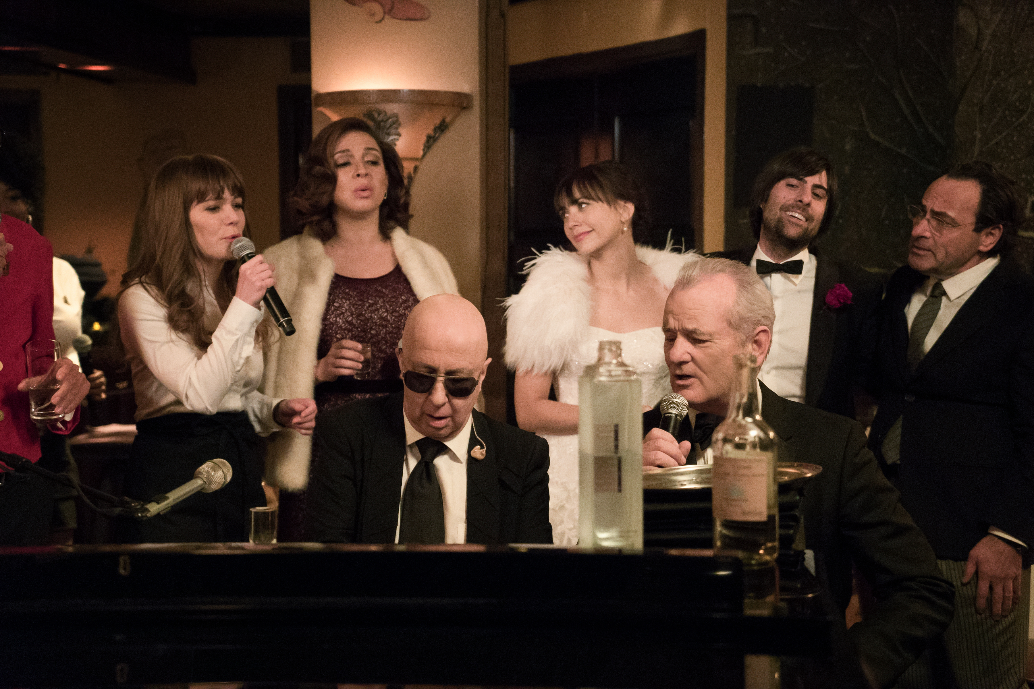 Paul Shaffer e Bill Murray sentam-se juntos ao piano em A Very Murray Christmas.