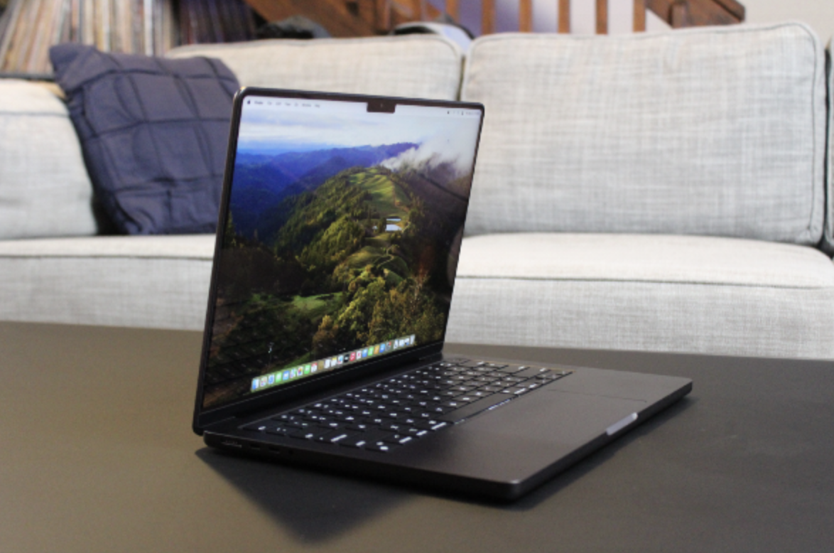 El MacBook Pro abierto sobre una mesa.