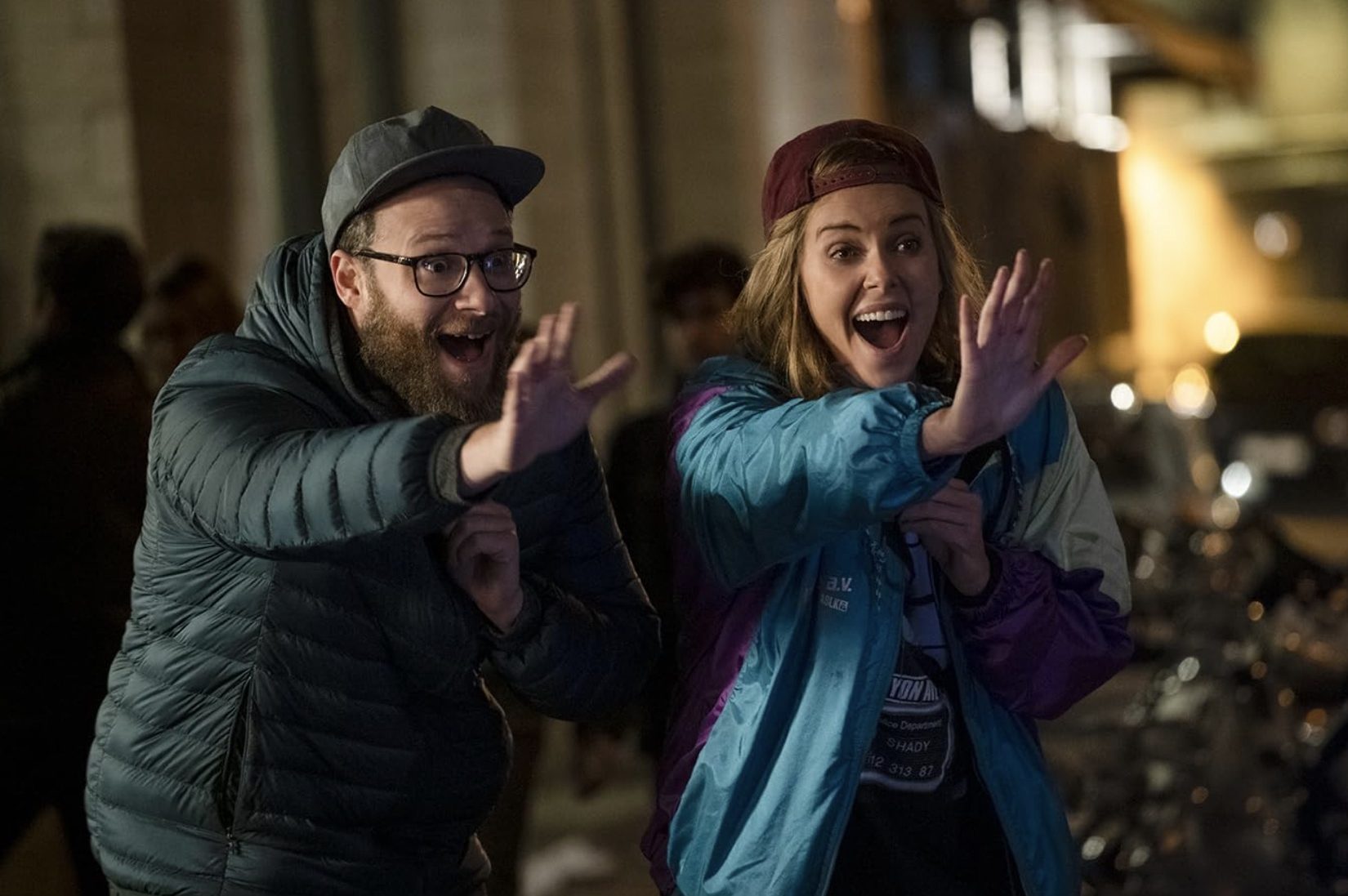 Seth Rogen et Charlize Theron saluent dans Longshot.