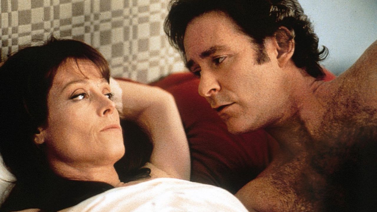 Sigourney Weaver et Kevin Kline dans le rôle de Janey et Ben au lit ensemble dans le film The Ice Storm.