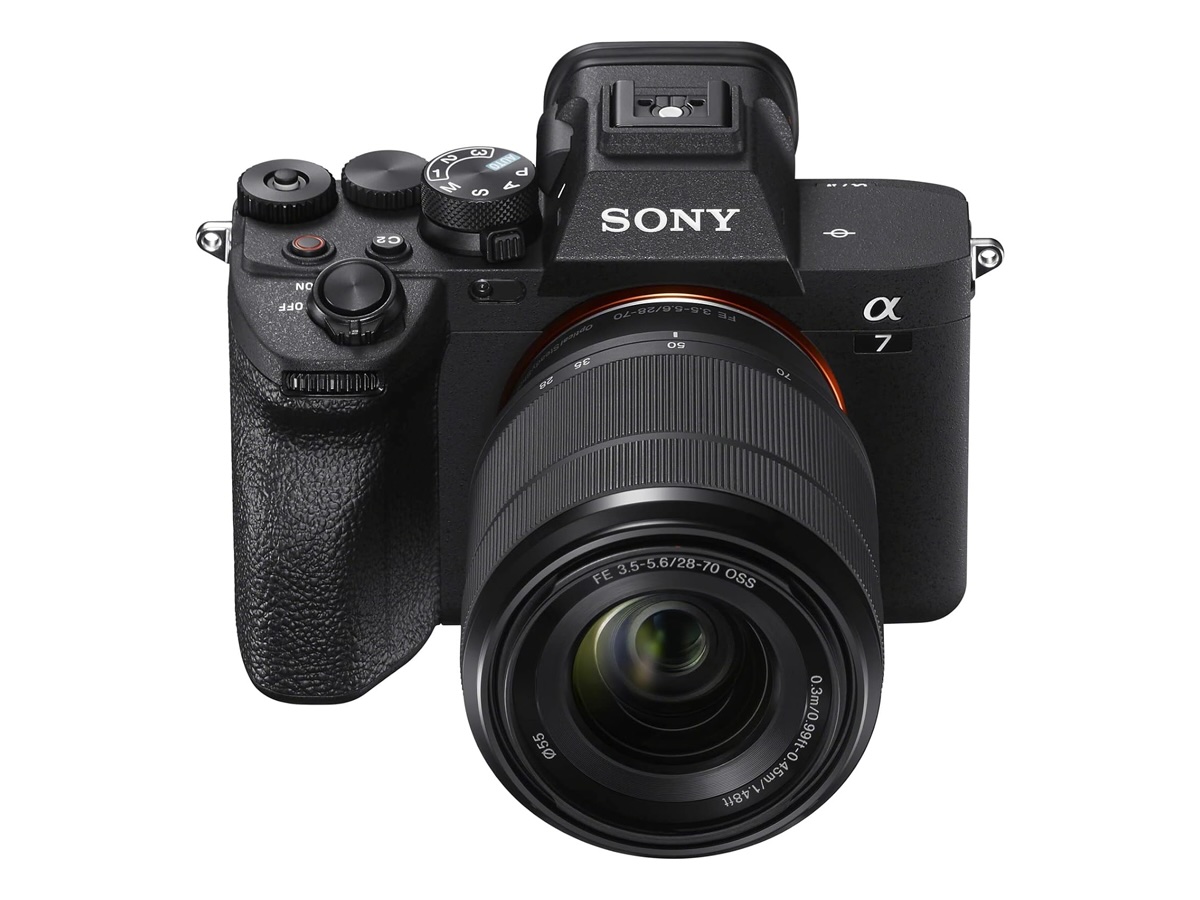 A câmera full frame sem espelho Sony A7 IV contra um fundo branco.