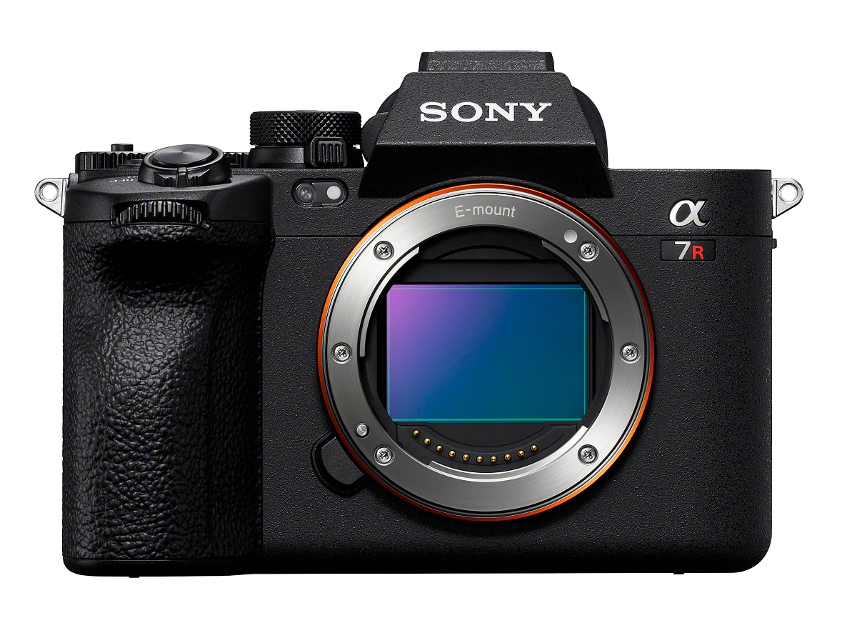 La cámara sin espejo Sony Alpha 7R V sobre fondo blanco.
