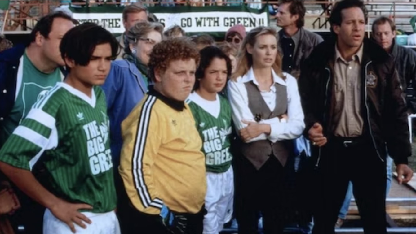 Un groupe de footballeurs se tient à côté de leurs entraîneurs dans The Big Green.