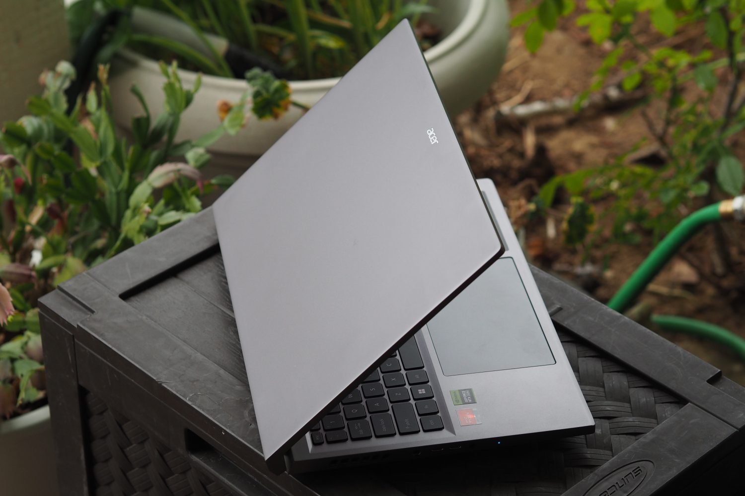 Vue arrière de l'Acer Swift X 16 montrant le couvercle et le logo.