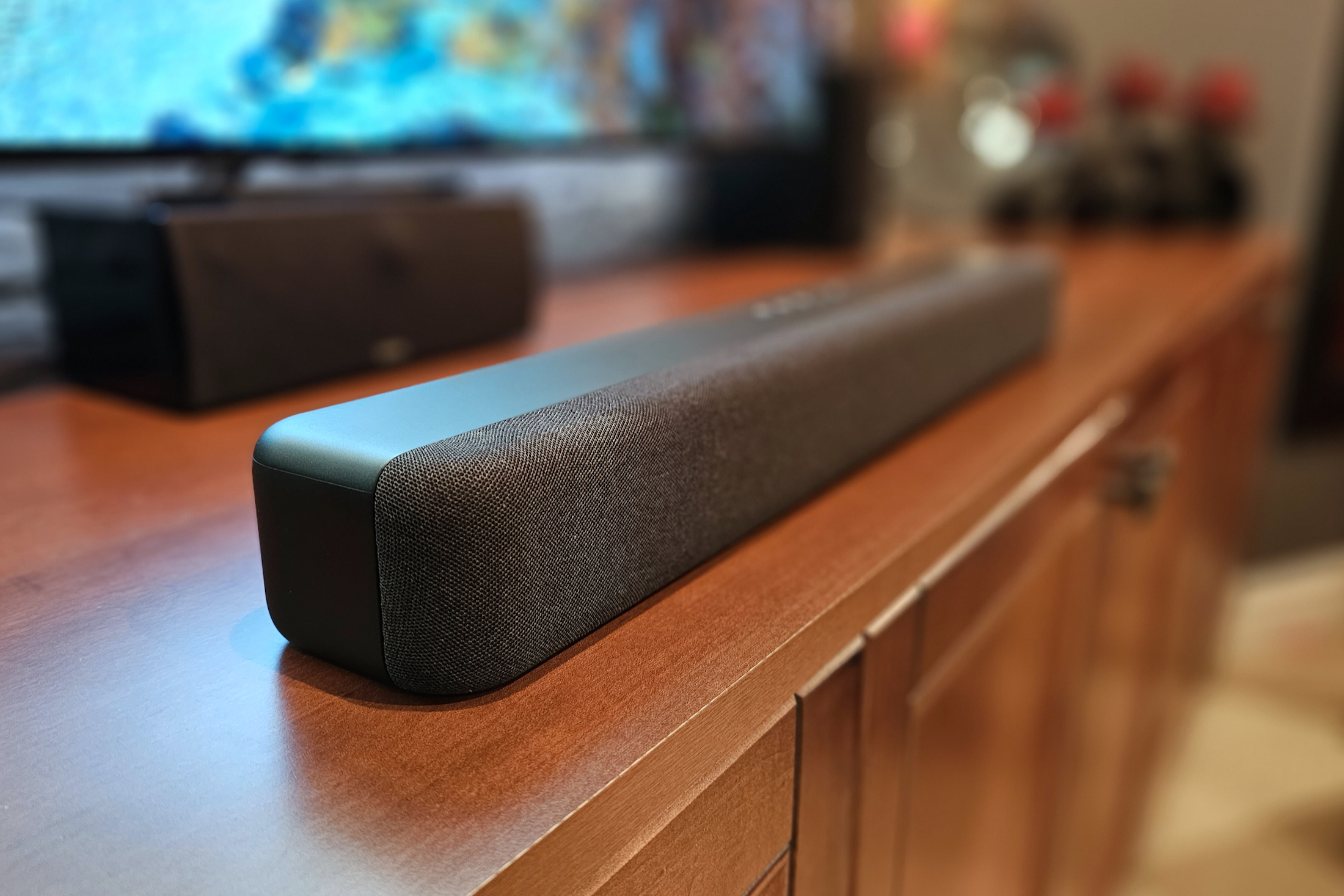 Amazon Fire TV Soundbar, linke Seitenansicht.