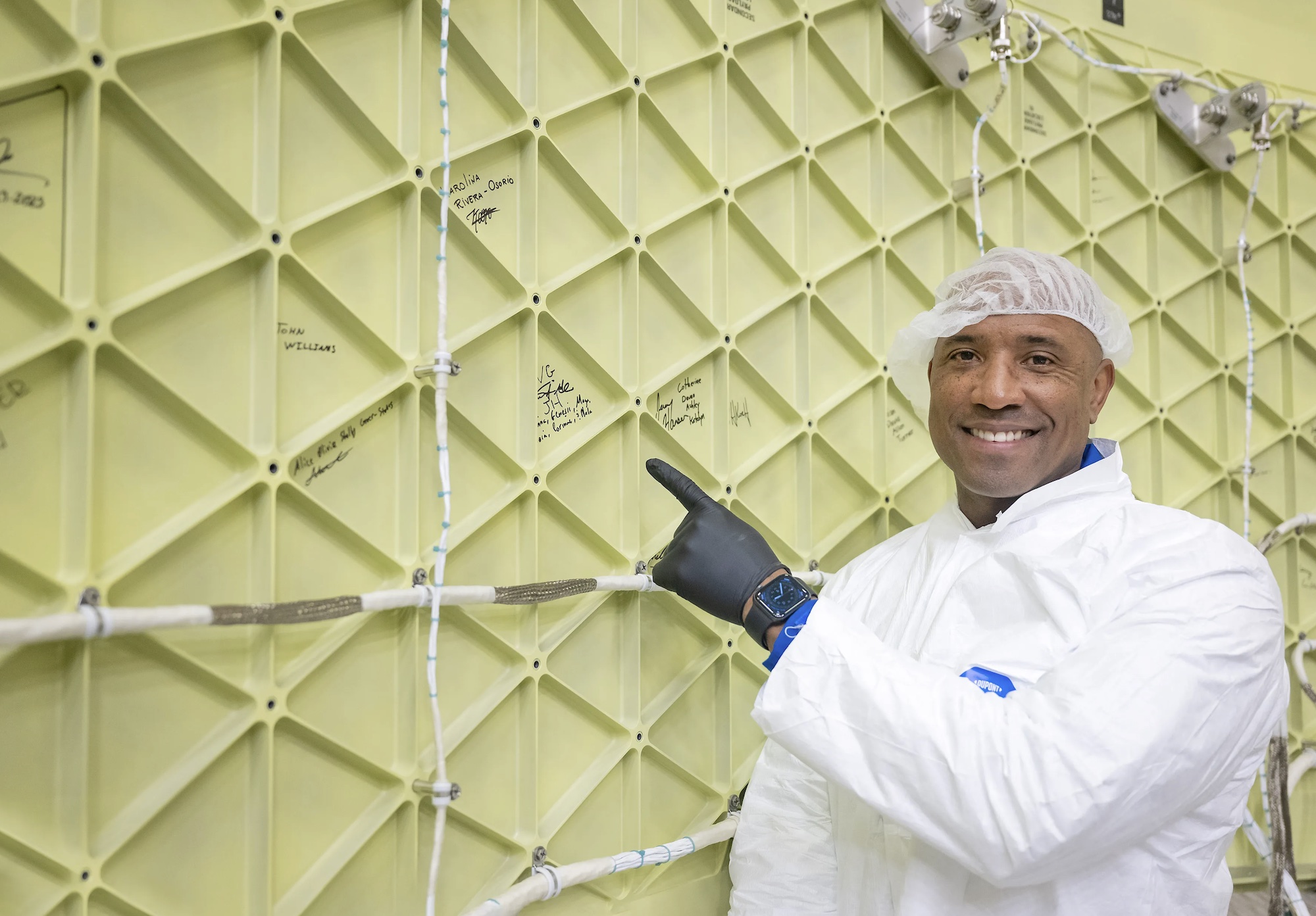 NASA Astronauts Sign Their Moon Rocket | Digital Trends