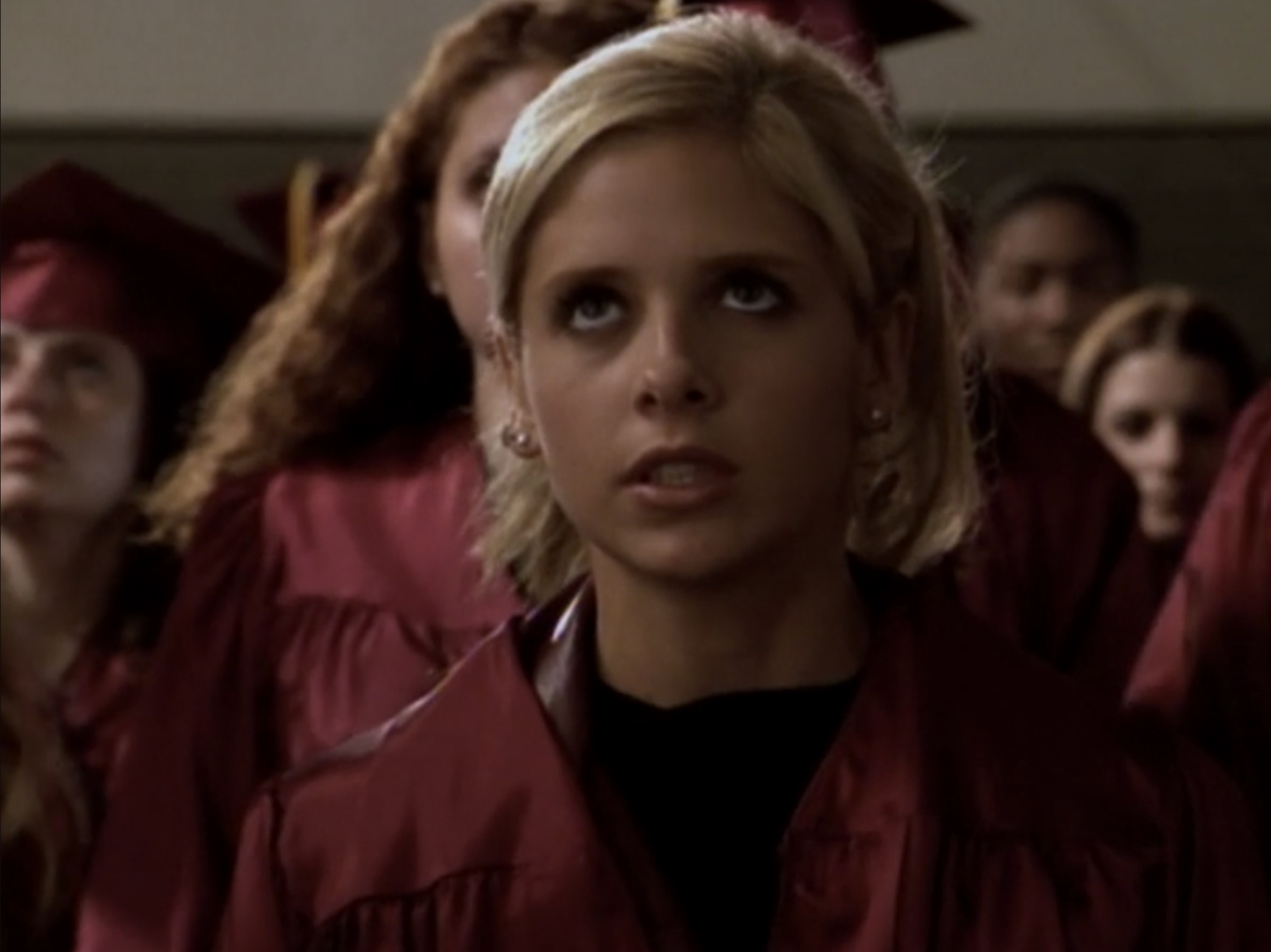 Buffy se levanta com toda a turma de formandos atrás dela no Dia da Formatura, Parte 2