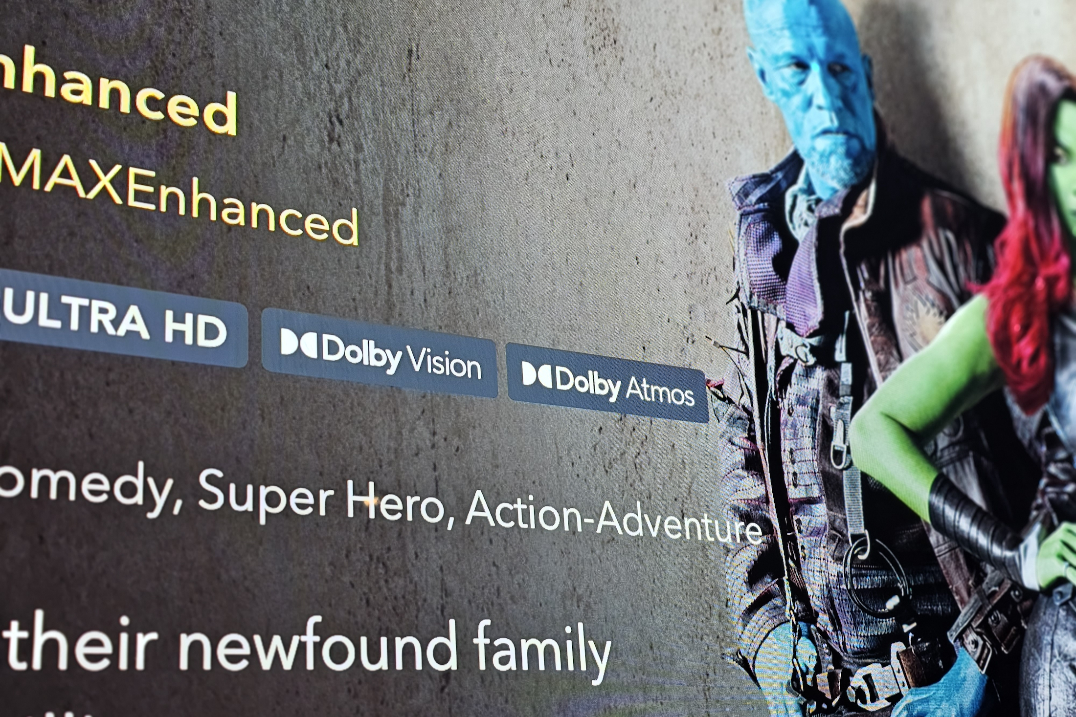 Foto da interface do Disney+ mostrando a tela de informações de Guardiões da Galáxia Vol. 2, com logotipos Dolby Vision e Dolby Atmos.