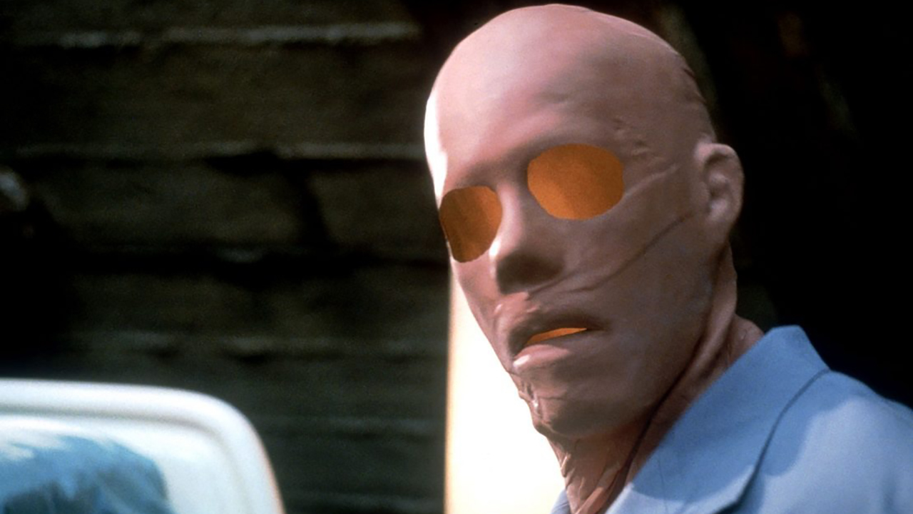 Kevin Bacon con solo piel y sin ojos en una escena de Hollow Man.