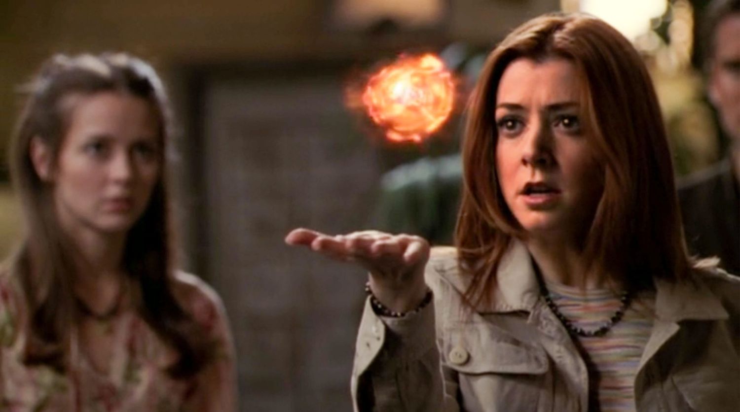 Willow Rosenberg considera uma orbe vermelha flutuante no episódio Angel "Orpheus"